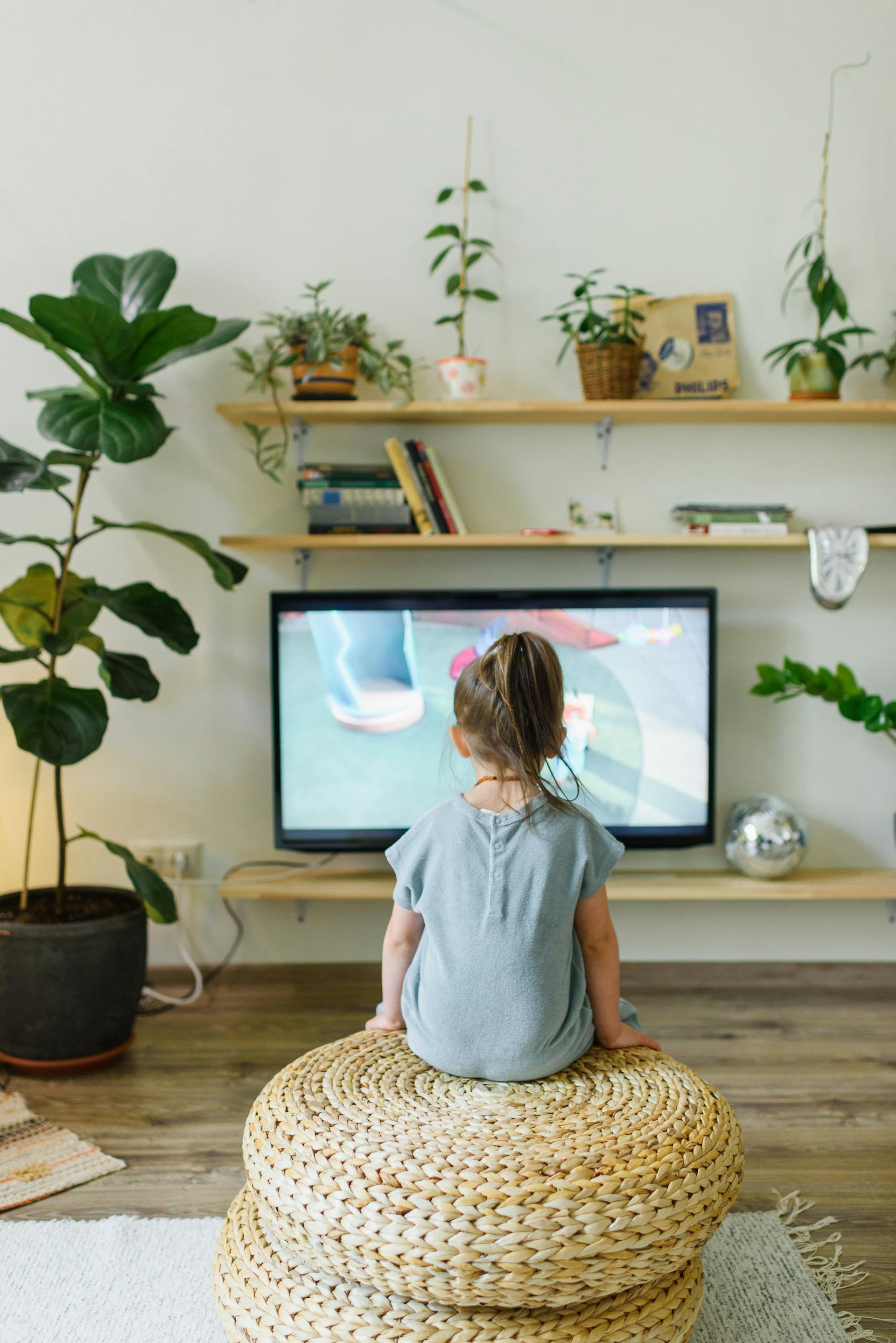 Un niño viendo la tele | Foto: Pexels