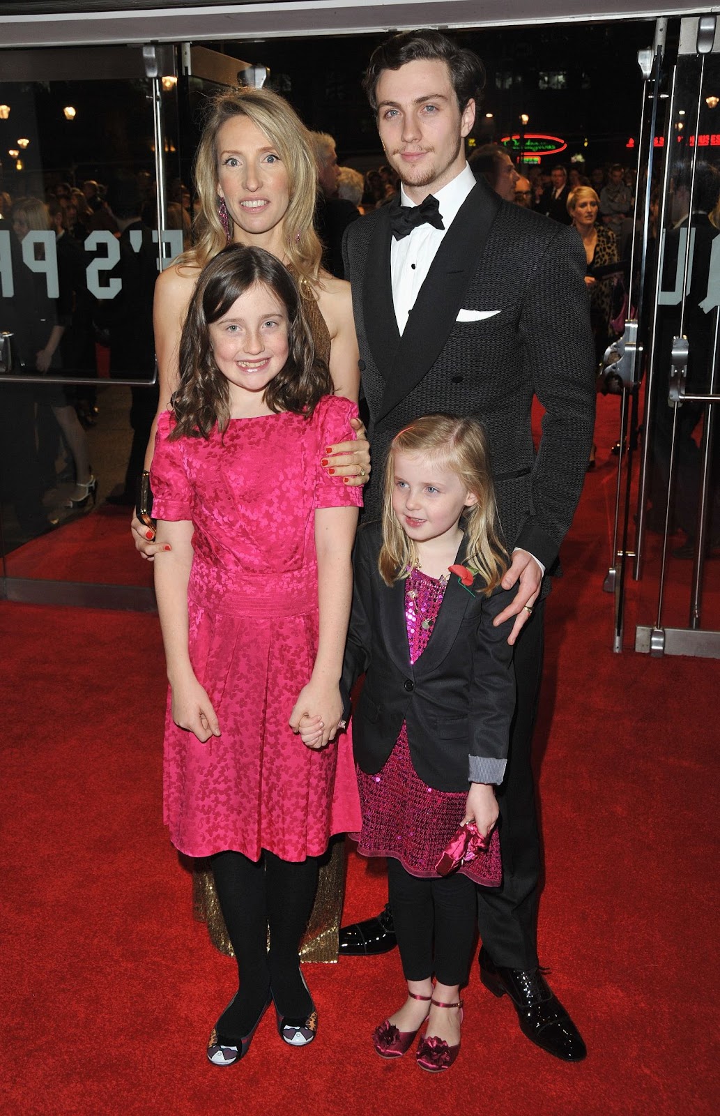 Sam y Aaron Taylor-Johnson con sus hijas en el estreno de "Nowhere Boy" durante el Times BFI London Film Festival el 29 de octubre de 2009, en Inglaterra. | Fuente: Getty Images