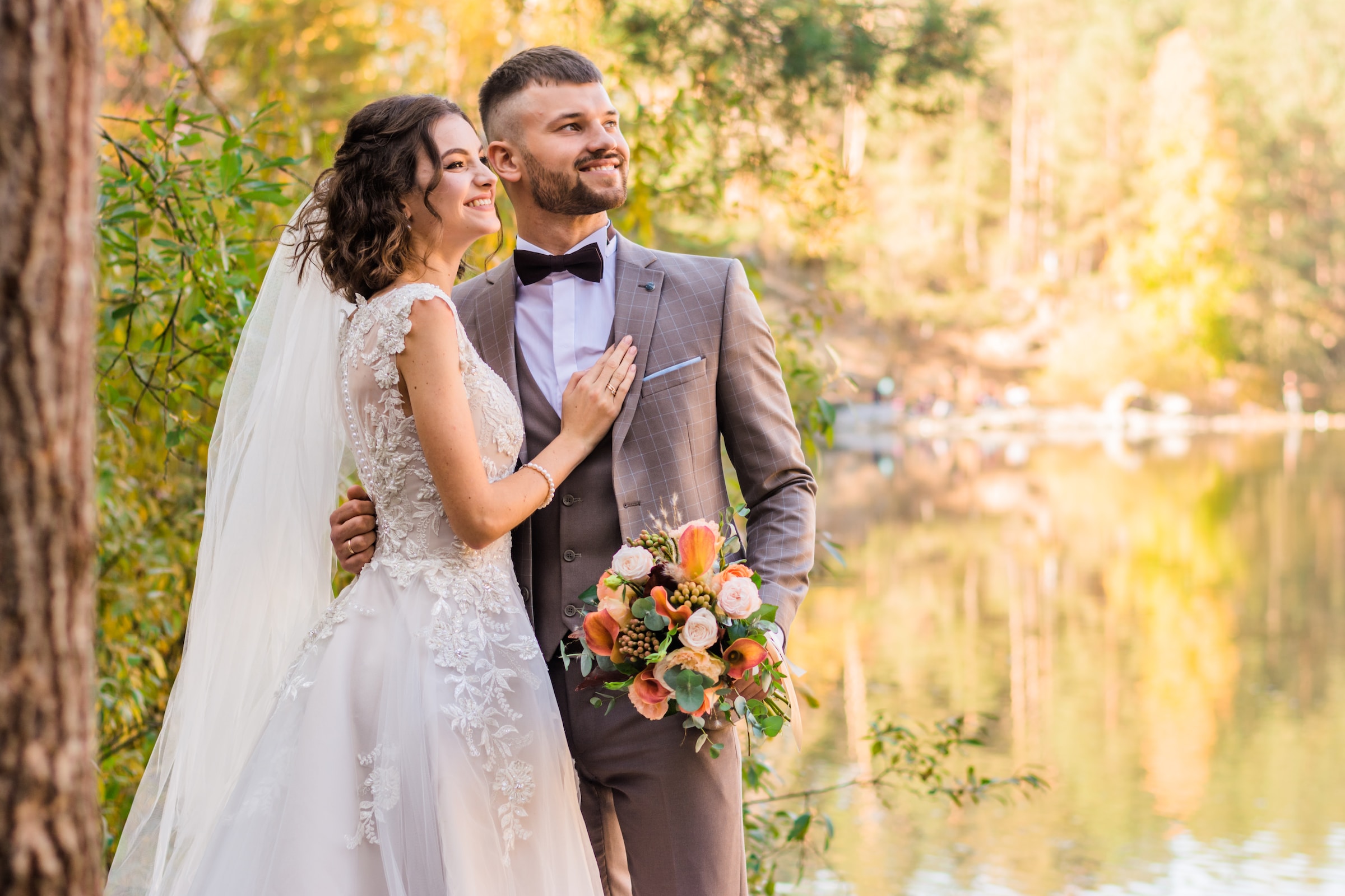 Unos novios al aire libre. | Foto: Unsplash