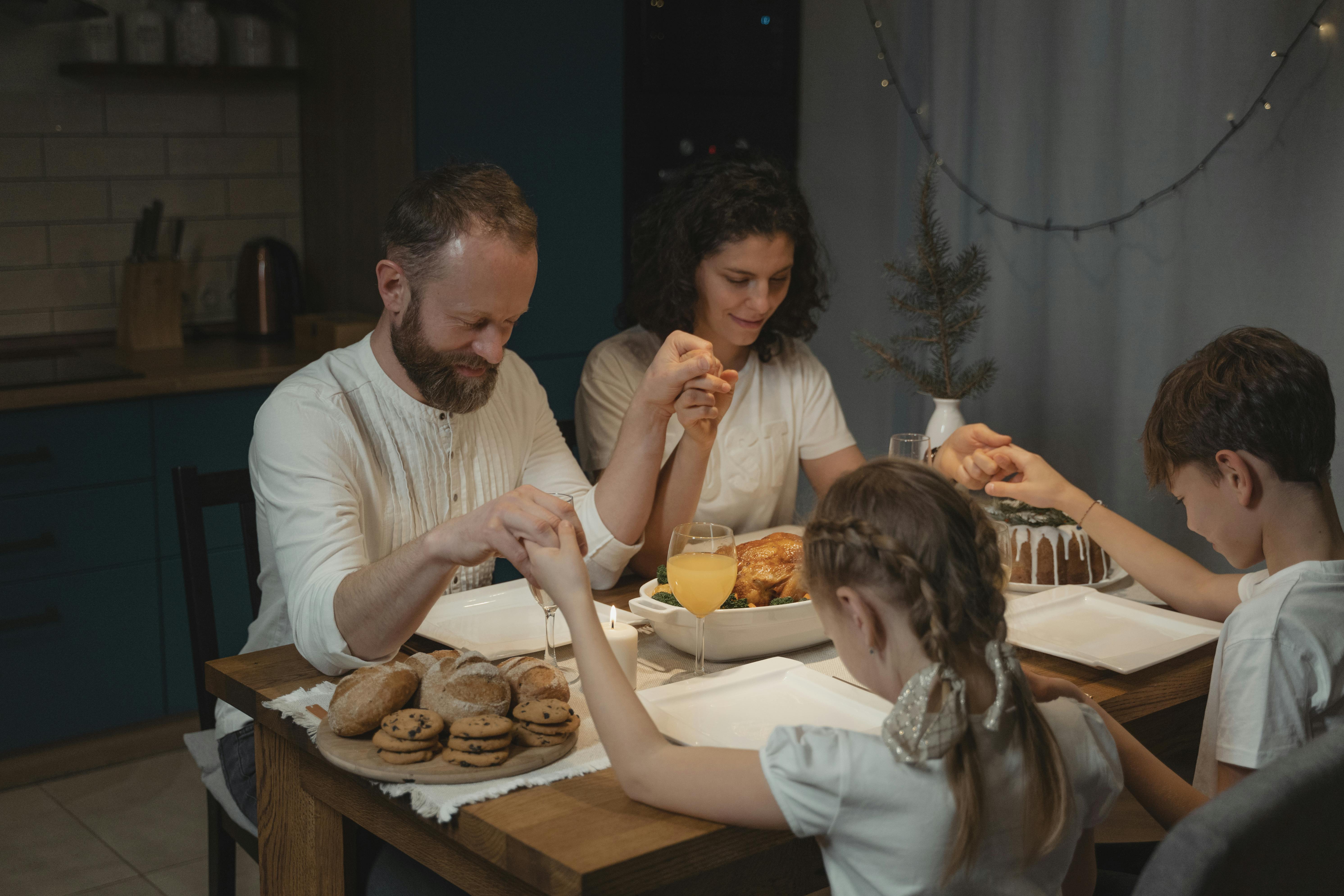 Familia reza antes de comer | Foto: Pexels