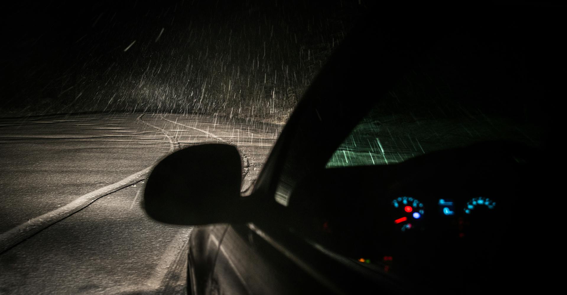 Un Automóvil en una carretera vacía en una noche lluviosa | Fuente: Pexels