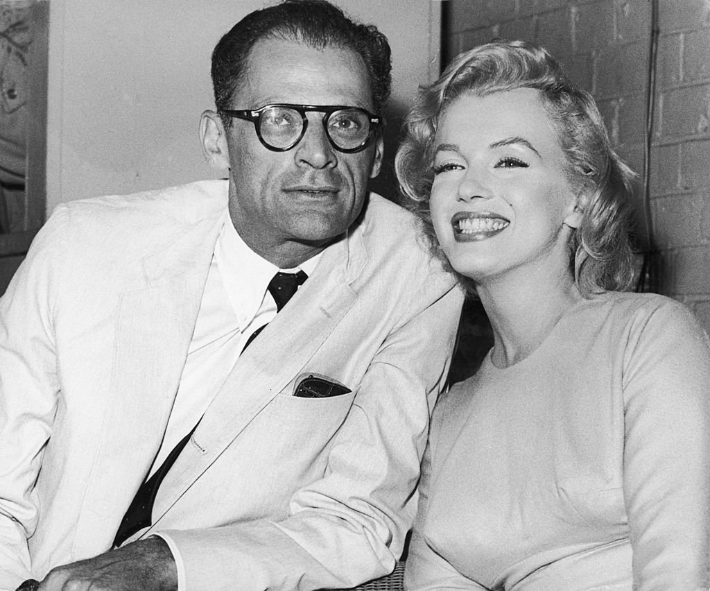 Marilyn Monroe con su esposo Arthur Miller, en el aeropuerto de Londres, el 14 de julio de 1956.| Foto: Getty Images