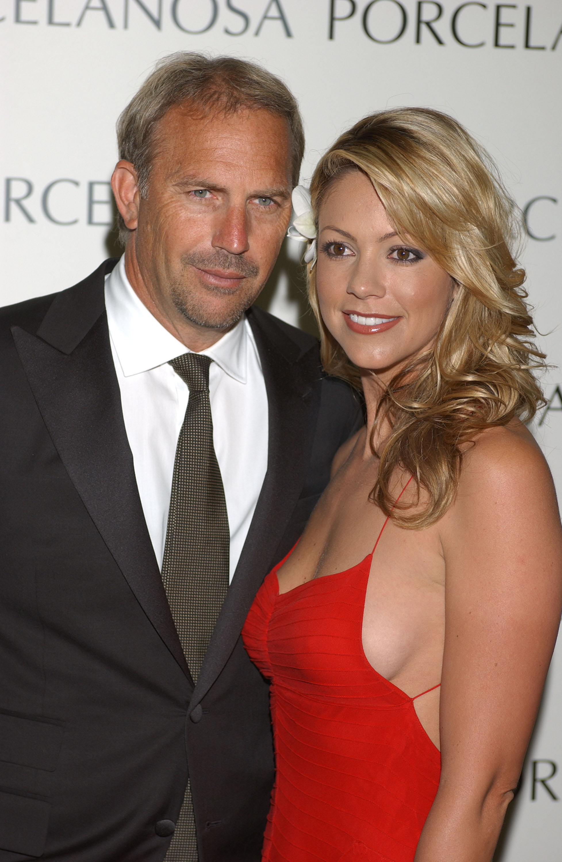 Kevin Costner y Christine Baumgartner presiden la inauguración de la nueva tienda "Porcelanosa" en Madrid, España, el 5 de mayo de 2005. | Fuente: Getty Images