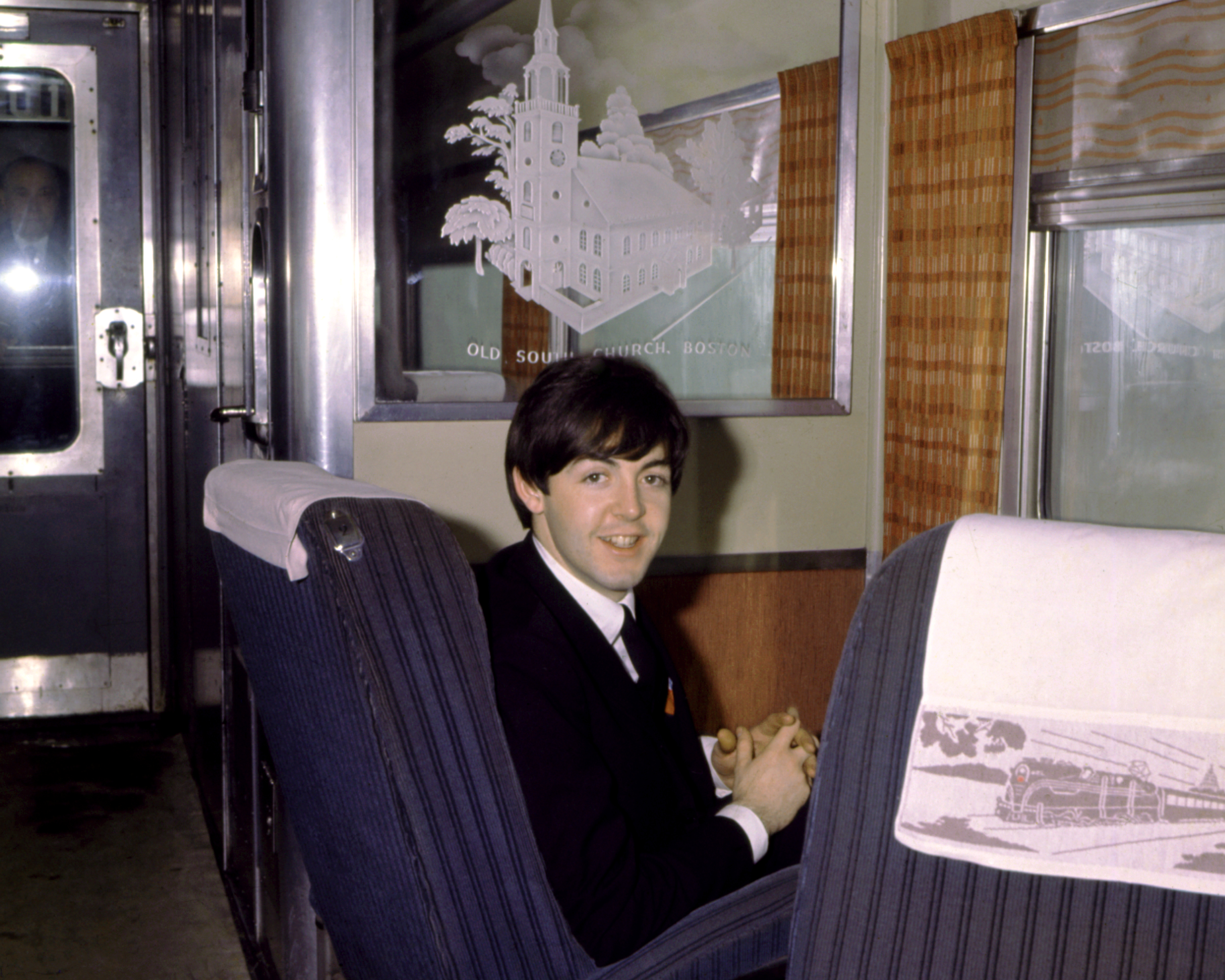 Paul McCartney, de la banda de rock "The Beatles", posa para un retrato sentado en un tren en Boston, Massachusetts, en 1964. | Fuente: Getty Images