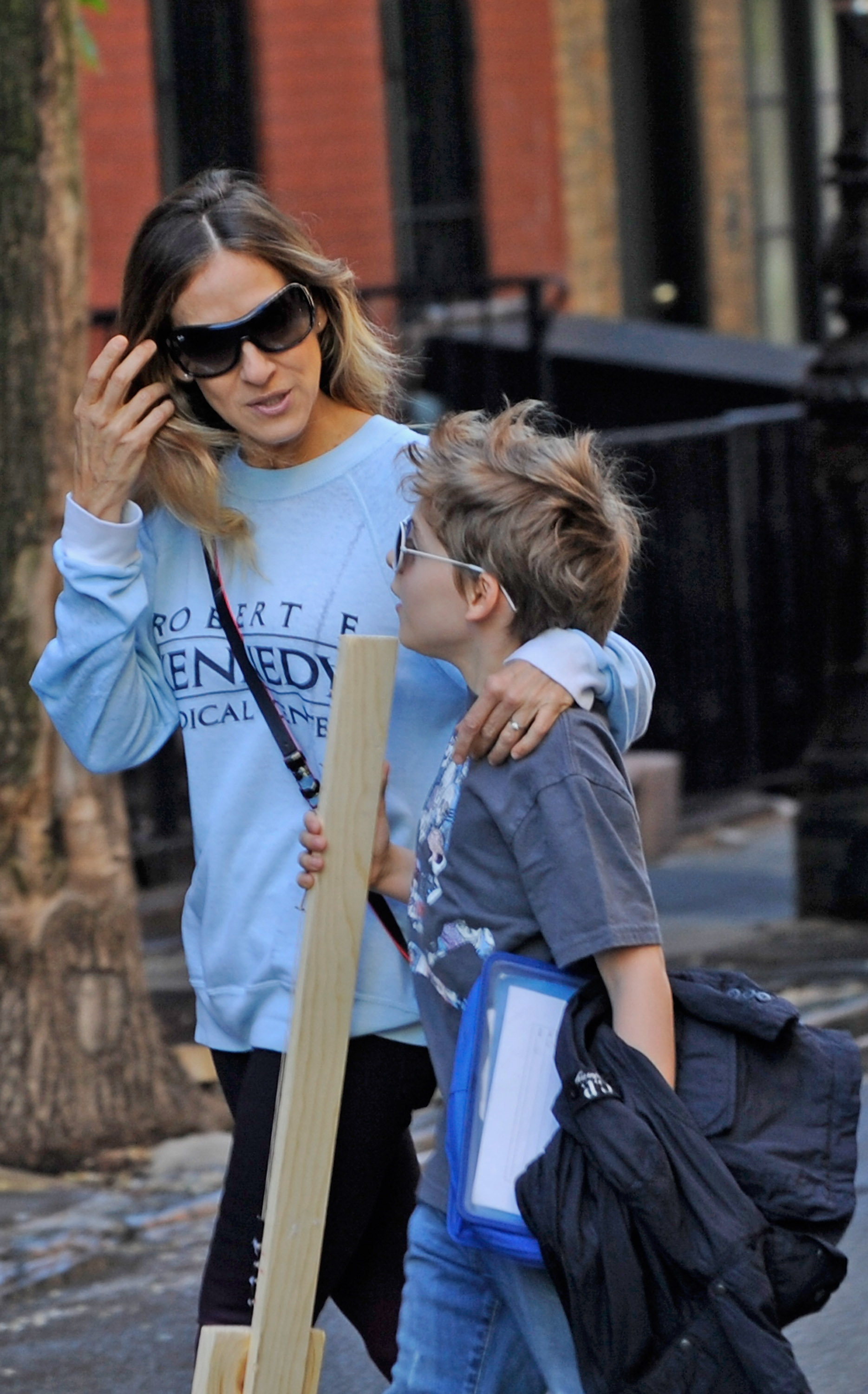 James creció en el West Village de Manhattan, donde a menudo fotografiaban a su madre acompañándolo en su paseo matutino al colegio. | Fuente: Getty Images.