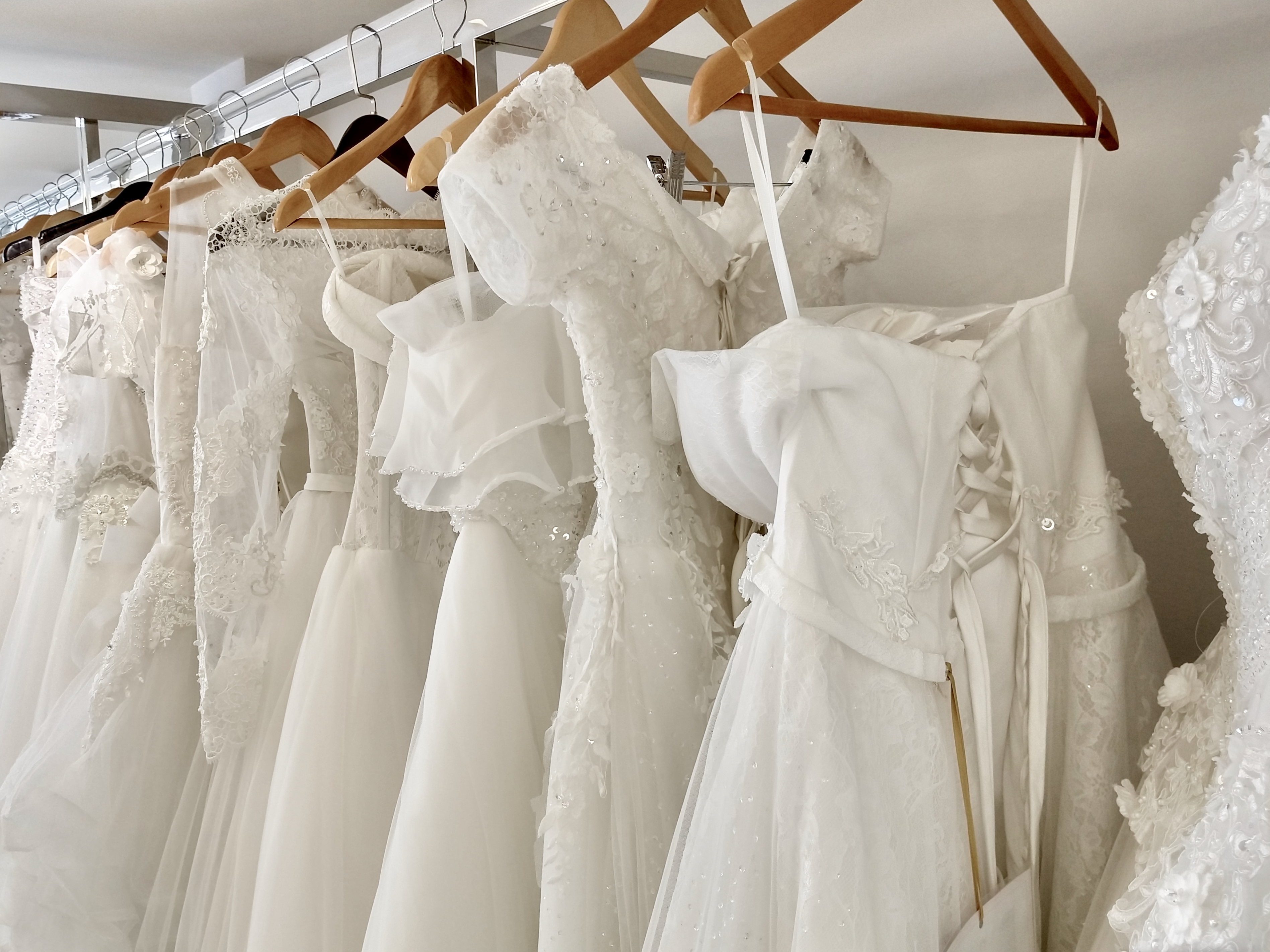 Vestidos de novia en percha | Fuente: Getty Images