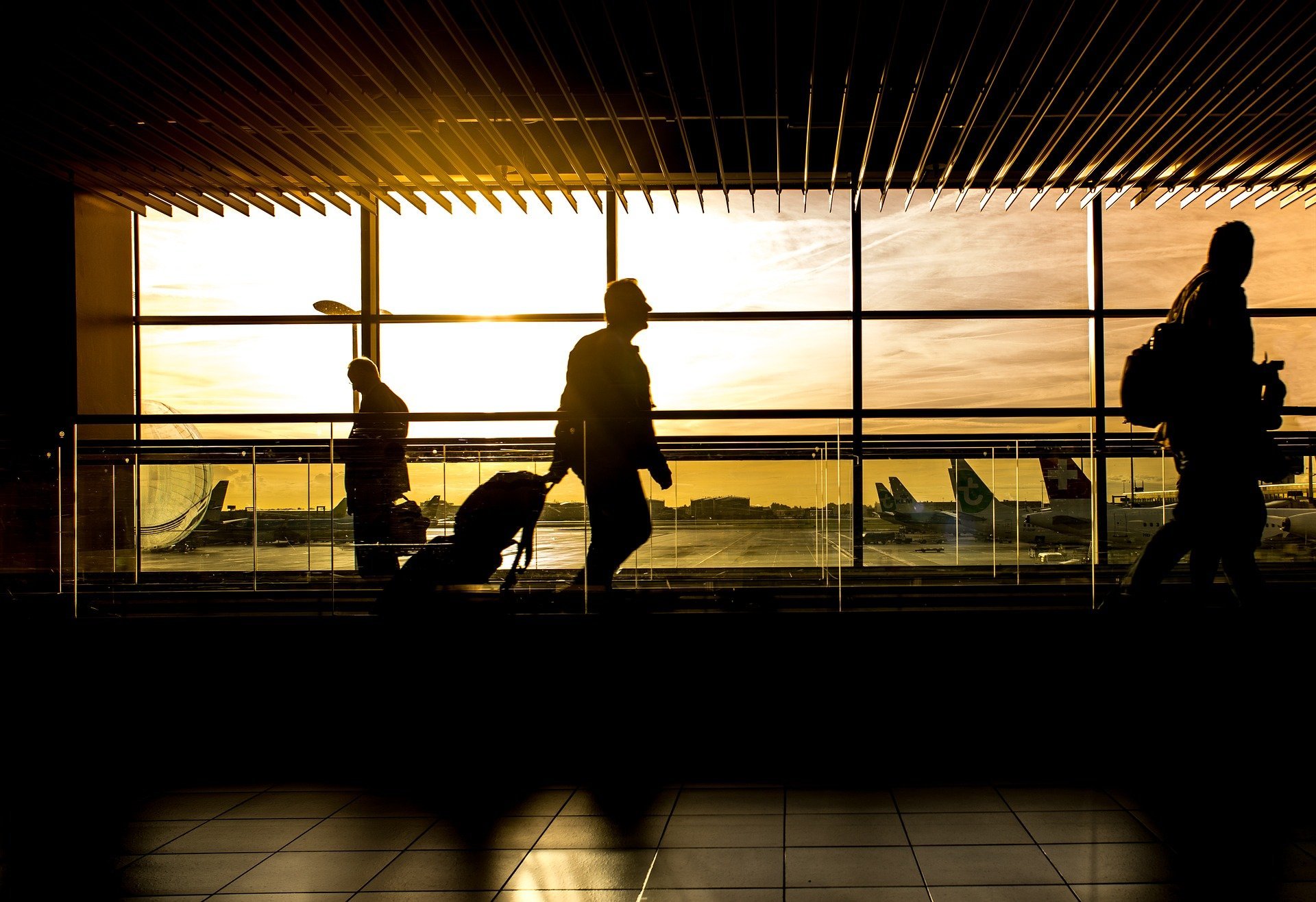 Pasajeros en aeropuerto. Fuente: Pixabay