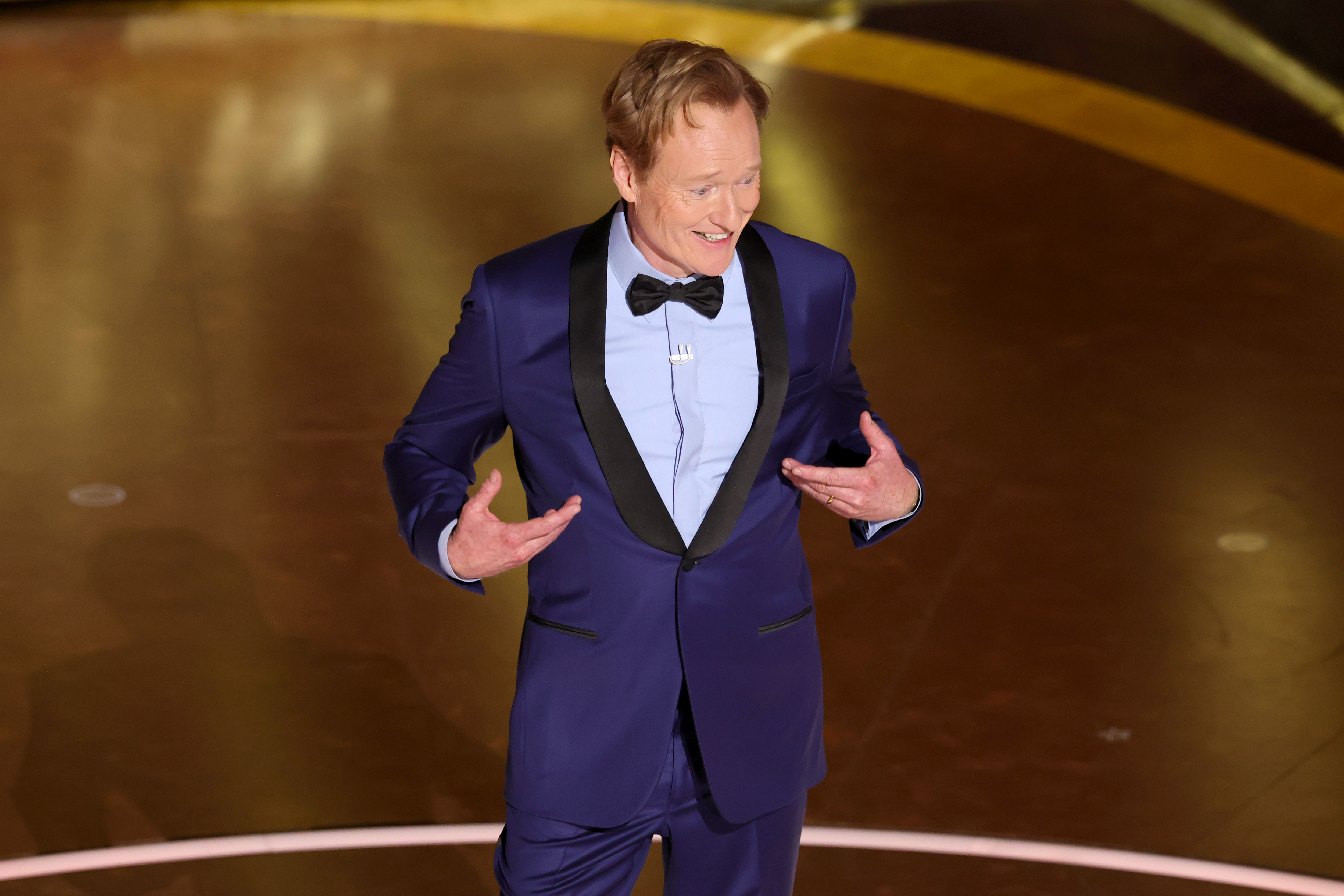 Conan O'Brien habla en el escenario durante la 97ª edición de los Oscar en el Dolby Theatre de Hollywood, California, el 2 de marzo de 2025 | Fuente: Getty Images