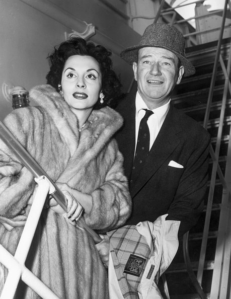 Foto de John Wayne y Pilar Palette en 1956. | Foto: Getty Images