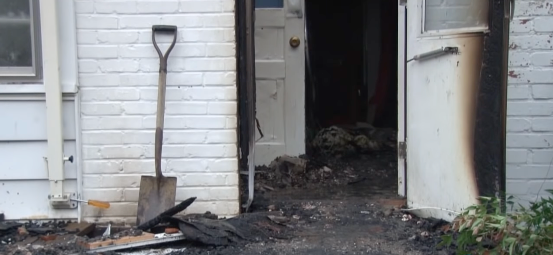 Una captura de pantalla de la casa dañada de Arthur y Rosemary Schneider tras el incendio de 2015. | Foto: youtube.com/@USATODAY