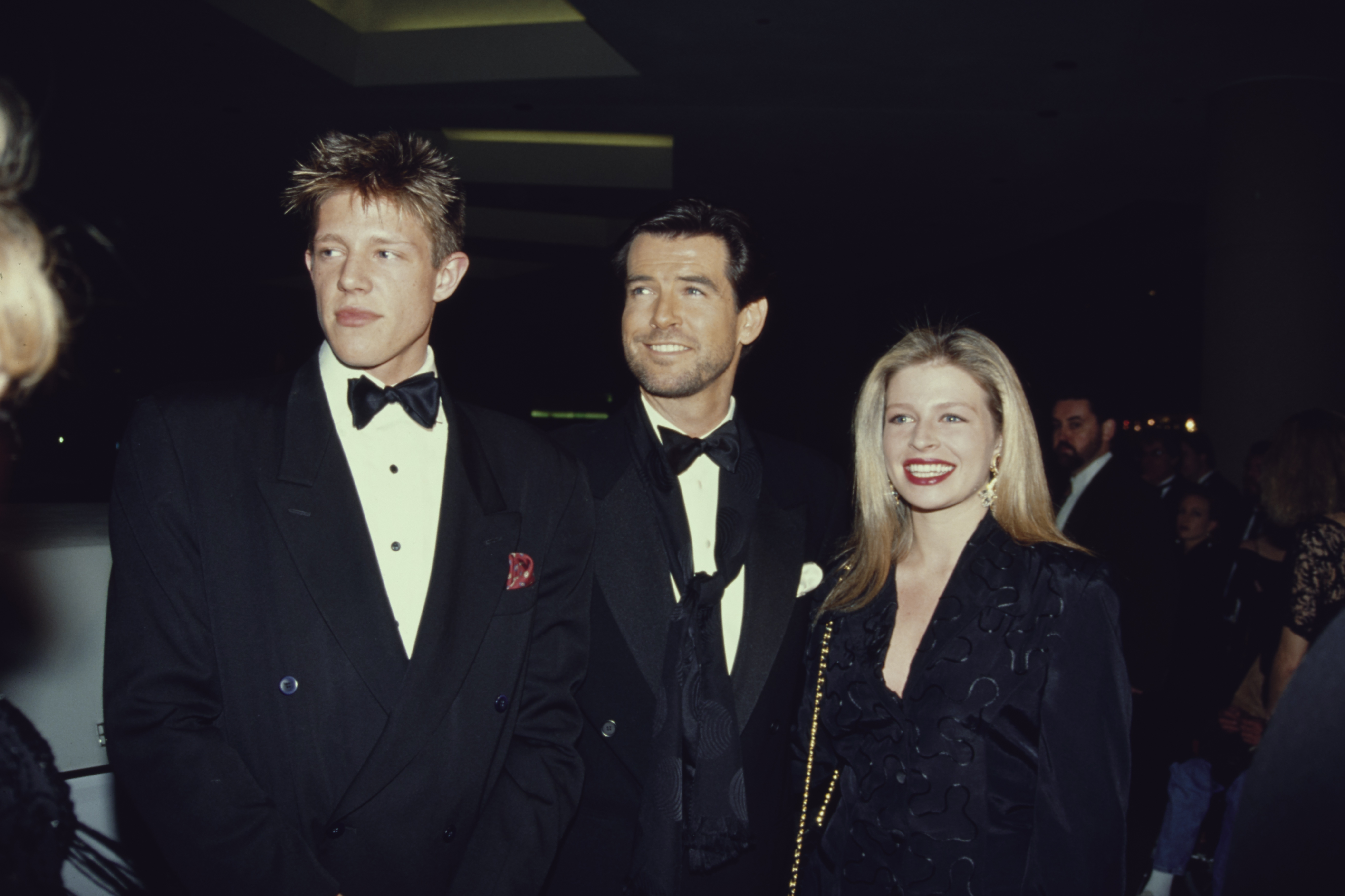 Pierce Brosnan con sus hijos Christopher y Charlotte Harris en los Globos de Oro de 1992 en California | Fuente: Getty Images