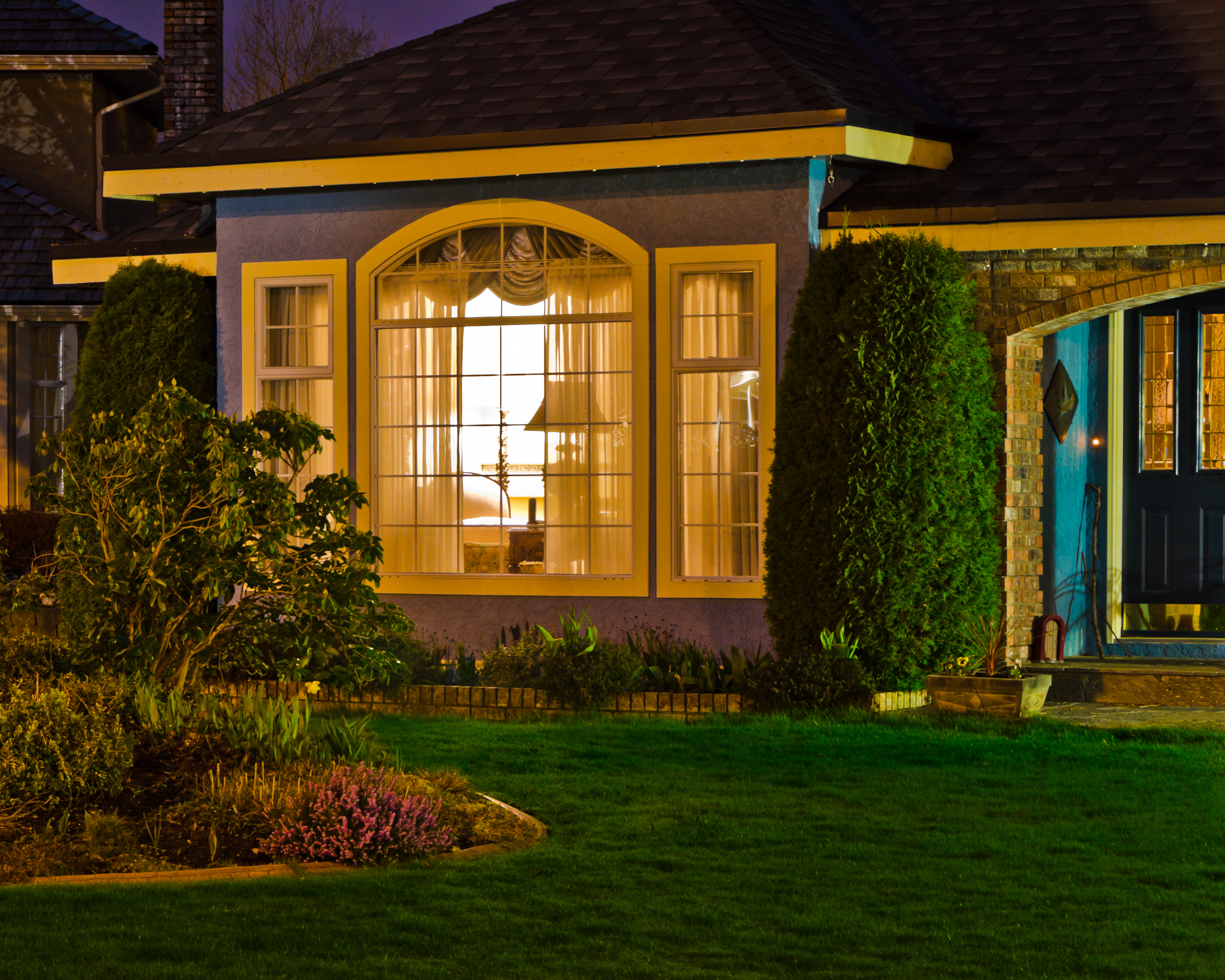 Entrada de una casa por la noche | Foto: Shutterstock