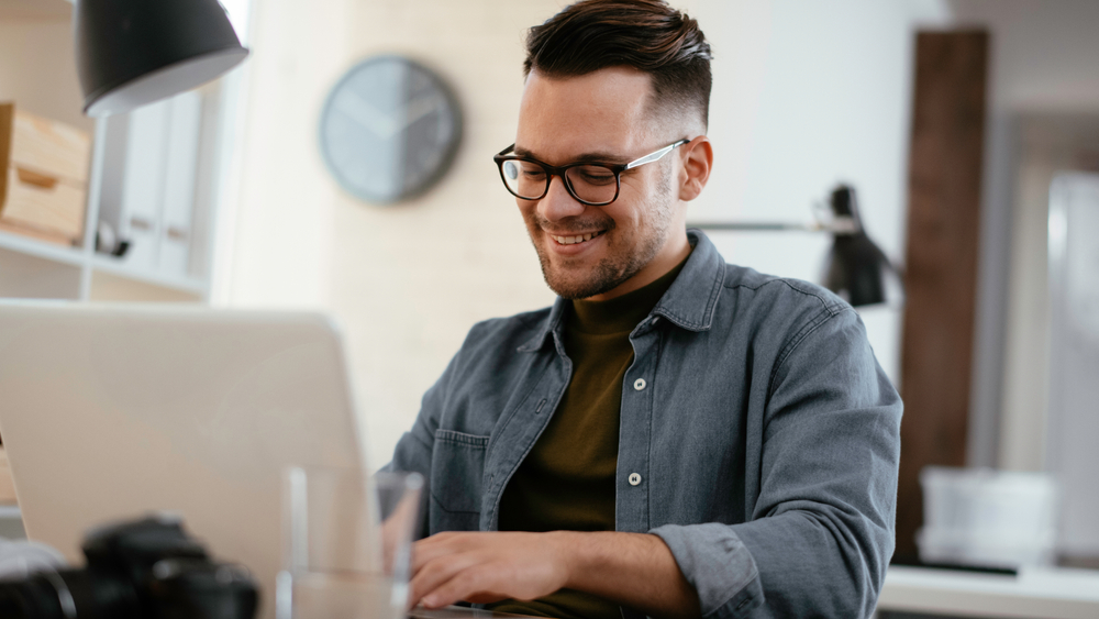 Un hombre utilizando su portátil | Fuente: Shutterstock