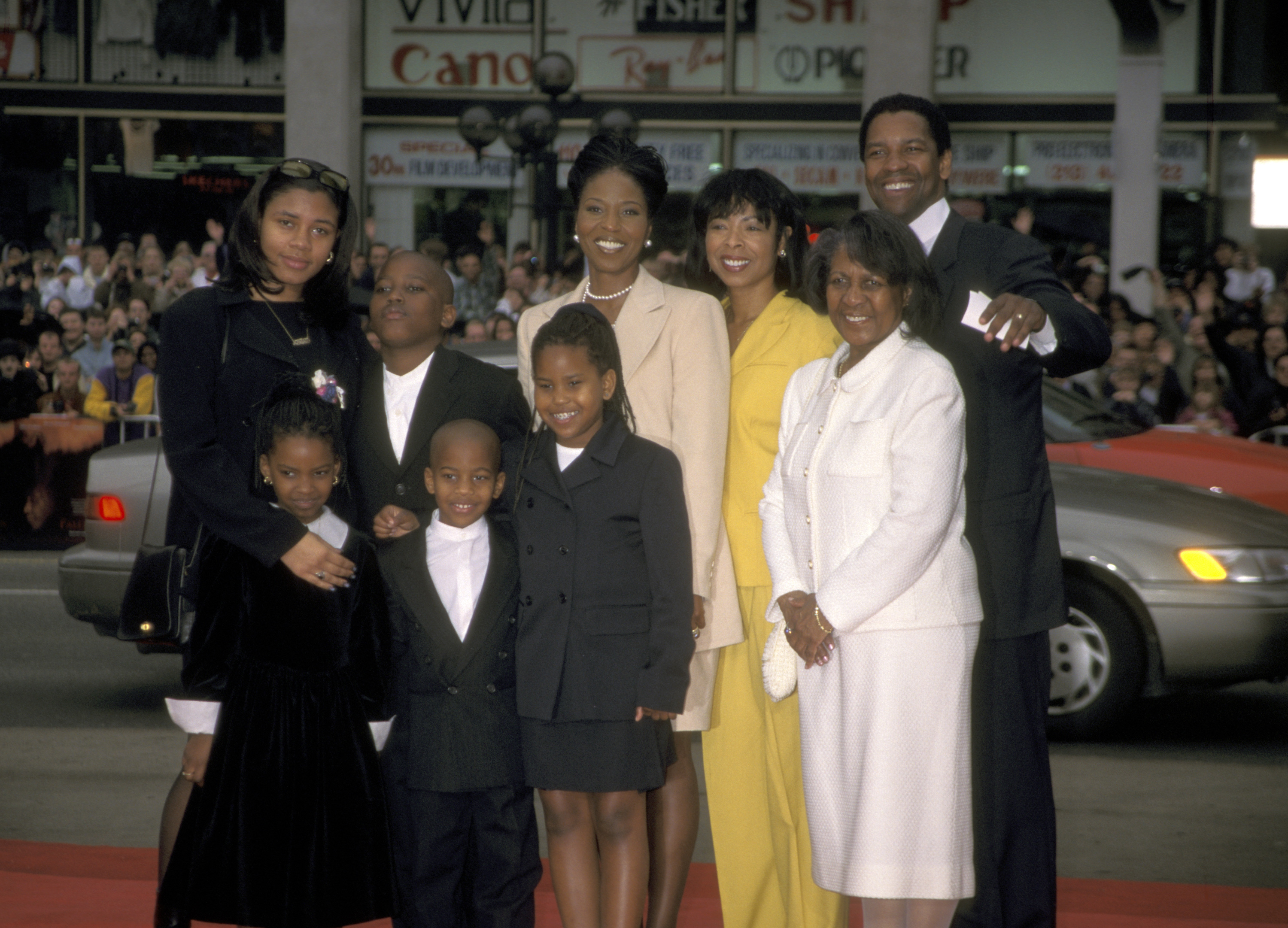 Denzel Washington, Pauletta Washington y familia durante la ceremonia de la huella de Denzel Washington en el Mann's Chinese Theater en Hollywood, California, Estados Unidos. Circa 1998 | Foto: Getty Images