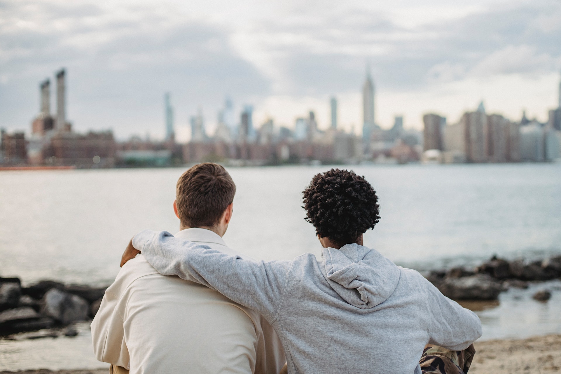 Dos hombres mirando el horizonte | Foto: Pexels