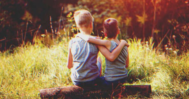 Dos niños abrazados | Foto: Shutterstock