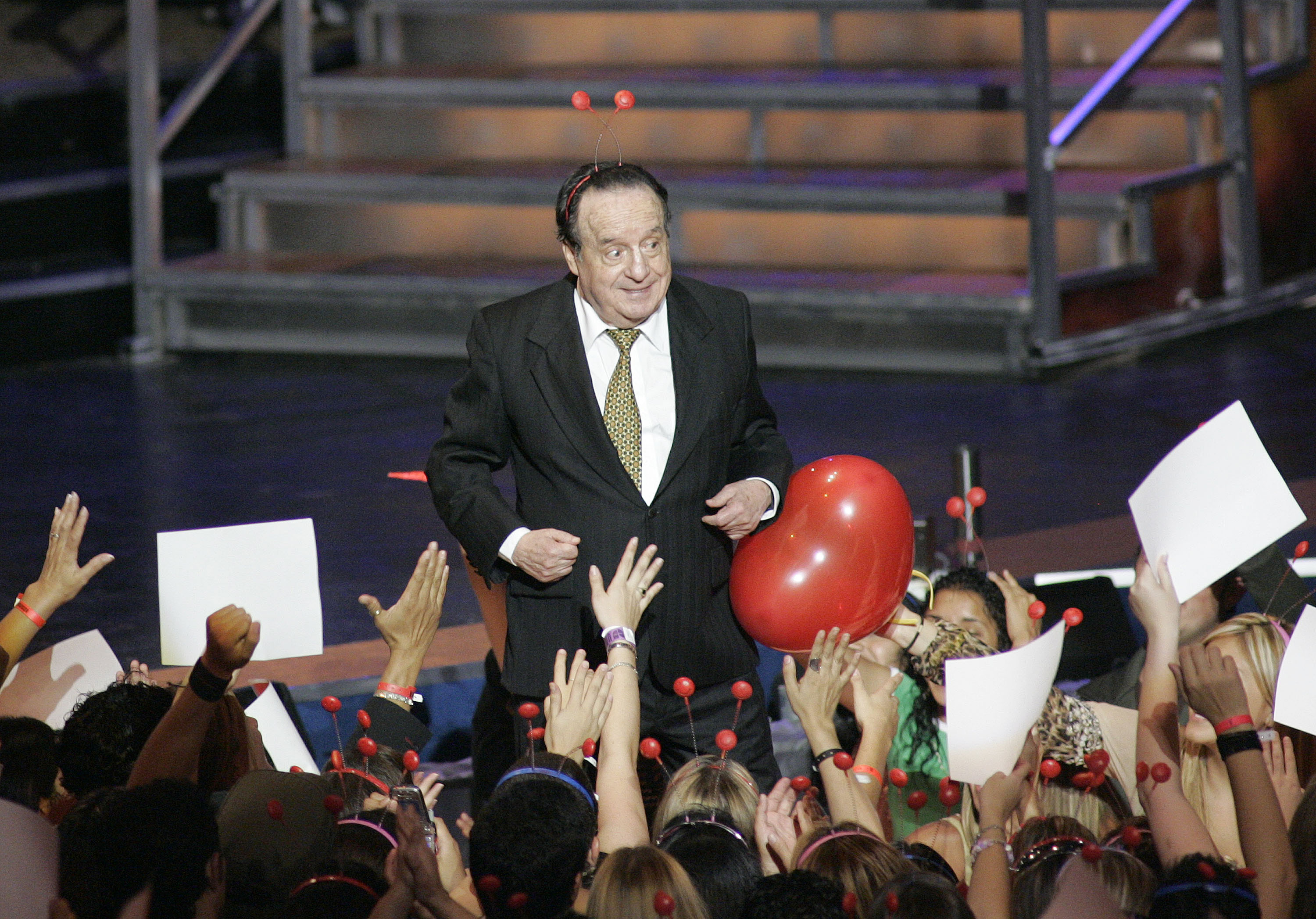 Roberto Gómez Bolaños durante la gala de los Premios Juventud 2005 en el Centro de Convocatoria de la Universidad de Miami, Miami, Florida, Estados Unidos. | Fuente: Getty Images