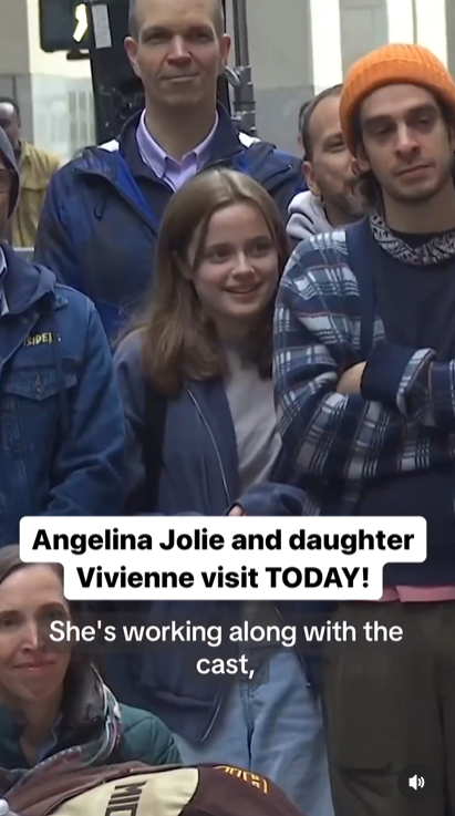 Vivienne Jolie-Pitt observa cómo entrevistan a su madre, Angelina Jolie, en el programa "Today" por su musical "The Outsiders", fechado en mayo de 2024 | Fuente: Instagram/todayshow