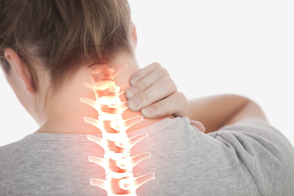 Mujer con dolor de cuello y espina dorsal resaltada. Fuente: Shutterstock