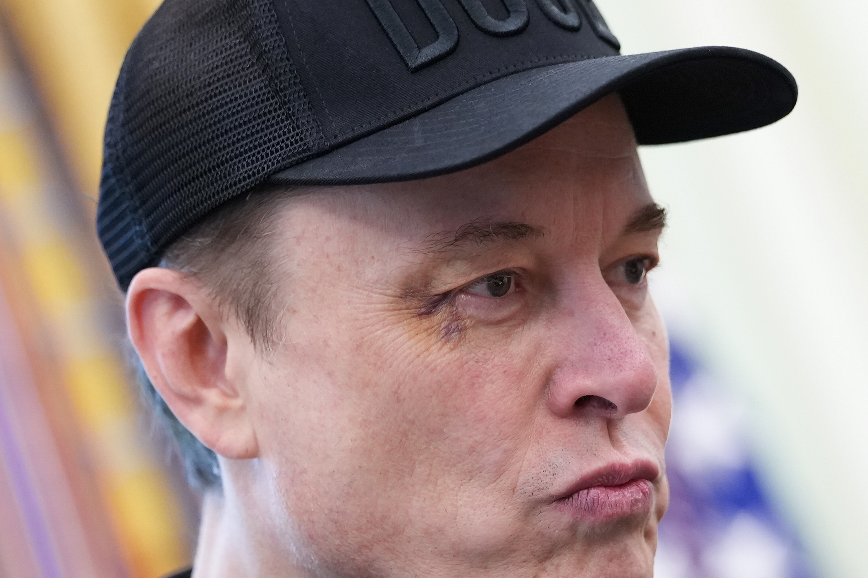 Ya sea por el juego o por otra cosa, la última aparición de Musk en la administración Trump dejó huella, literalmente.
