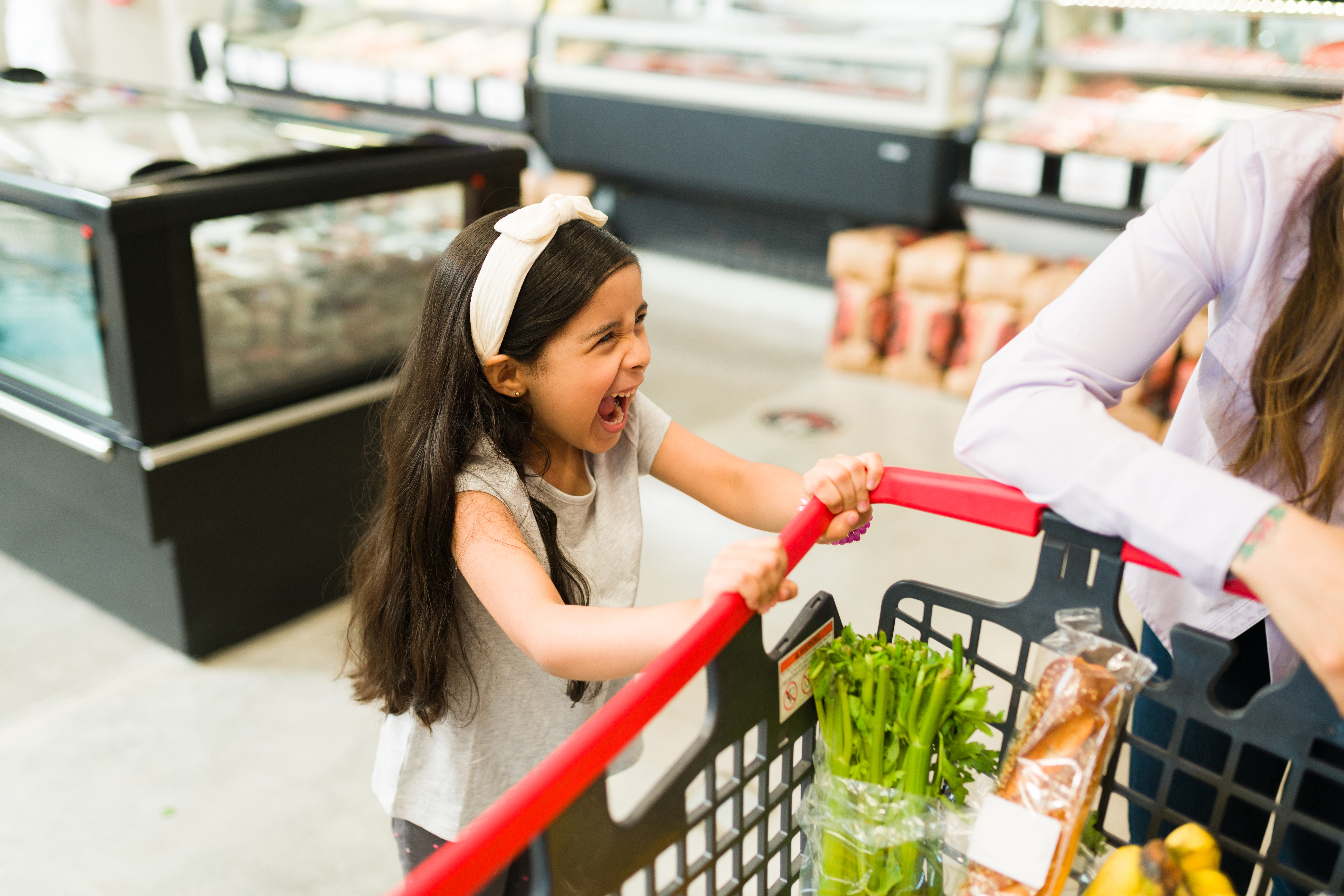 Niña gritando en un supermercado | Foto: Shutterstock