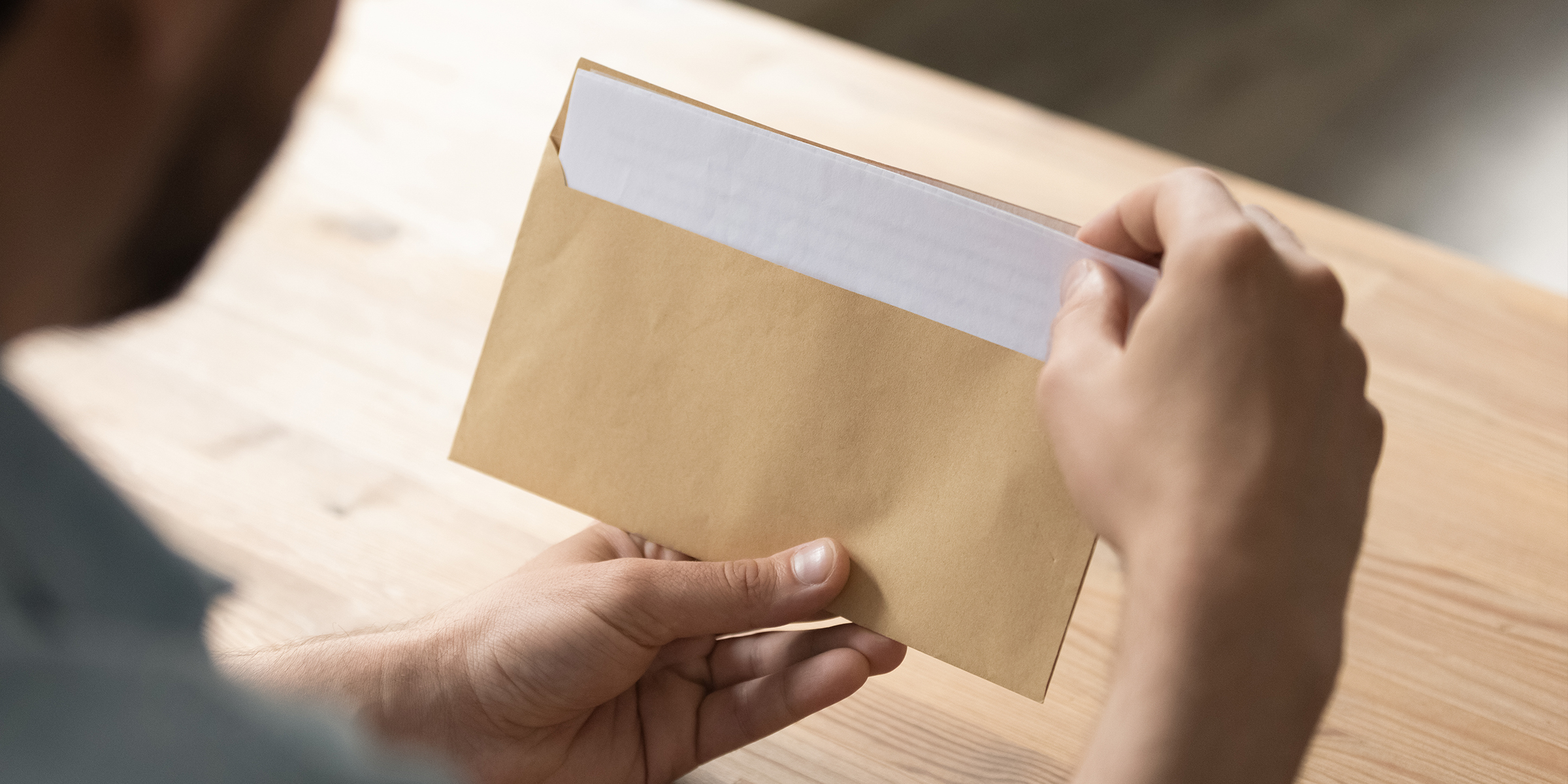 Alguien abriendo una carta | Fuente: Shutterstock