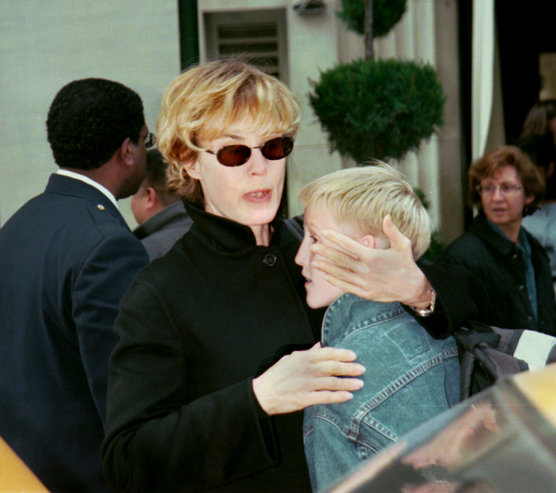 Jessica Lange se despide de su hijo Samuel Walker (hijo de Sam Sheppard) el 23 de octubre de 2000 delante de un hotel del centro de Nueva York | Fuente: Getty Images