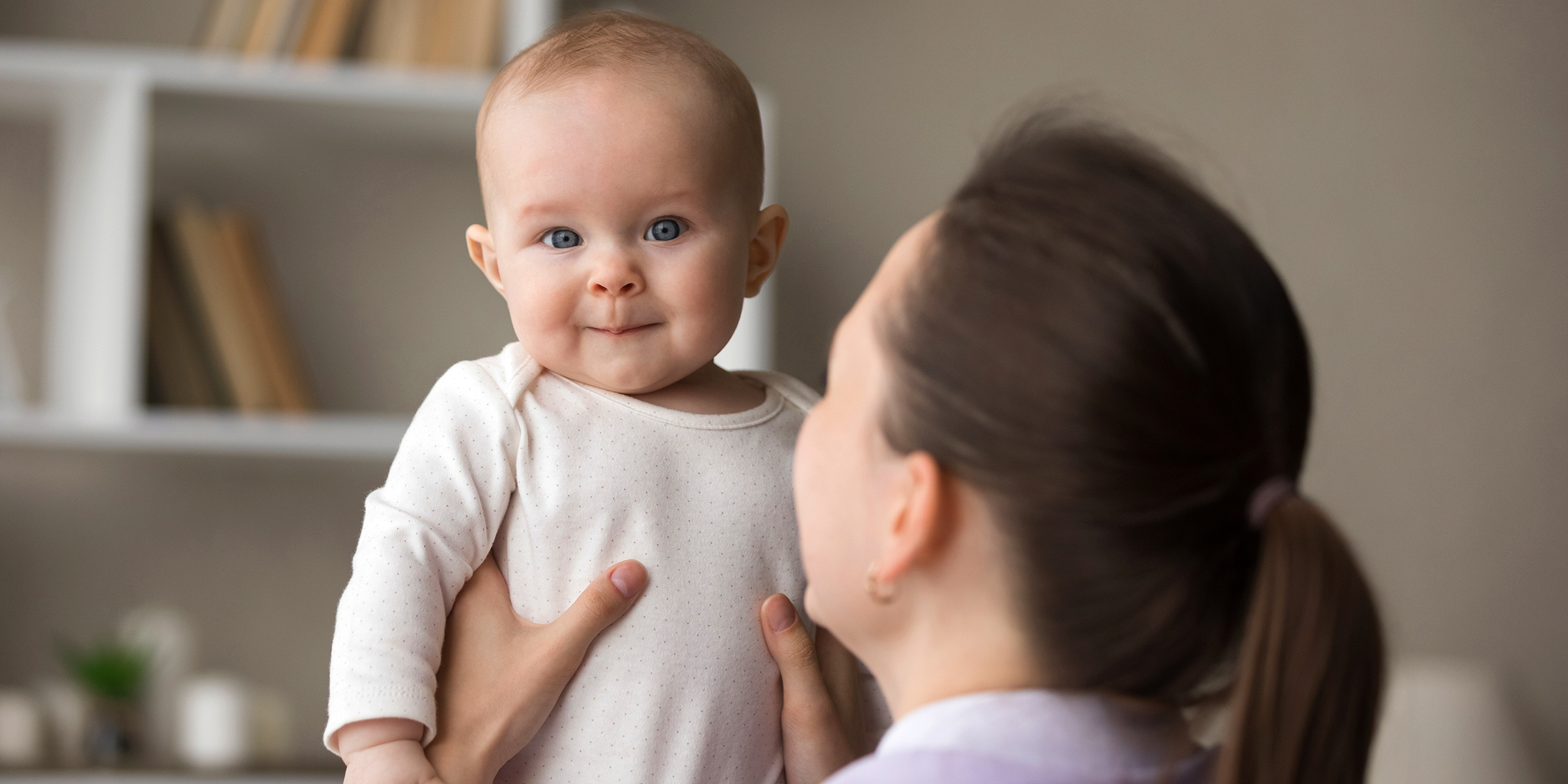 Una mujer con un niño en brazos | Fuente: Shutterstock