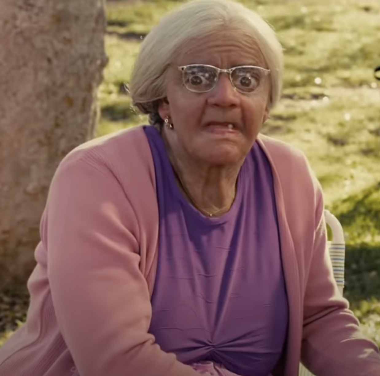 Eugenio Derbez como la abuela de Felipe en "Jack and Jill" | Fuente: YouTube/Movieclips