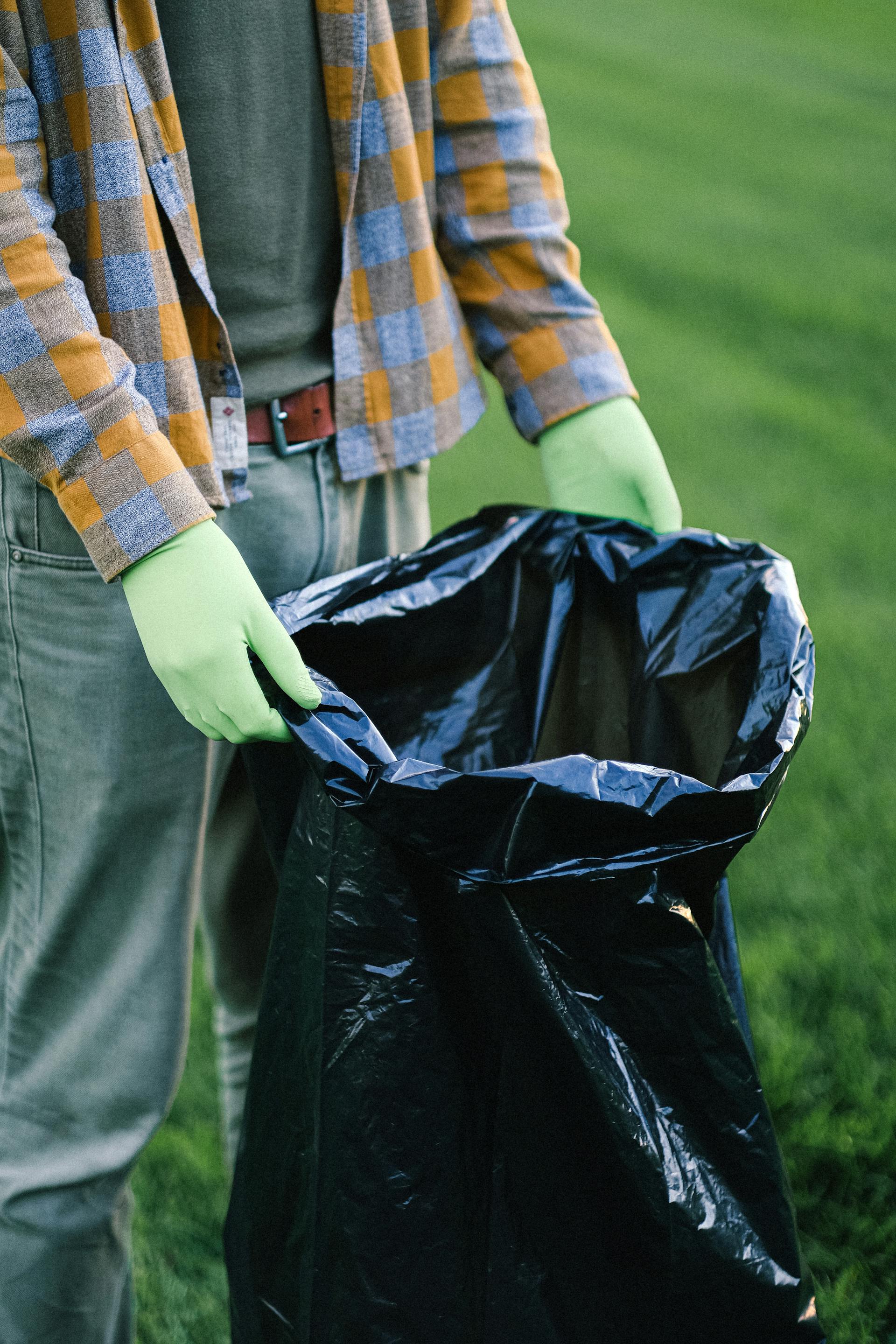 Una persona sujetando una bolsa de basura | Fuente: Pexels