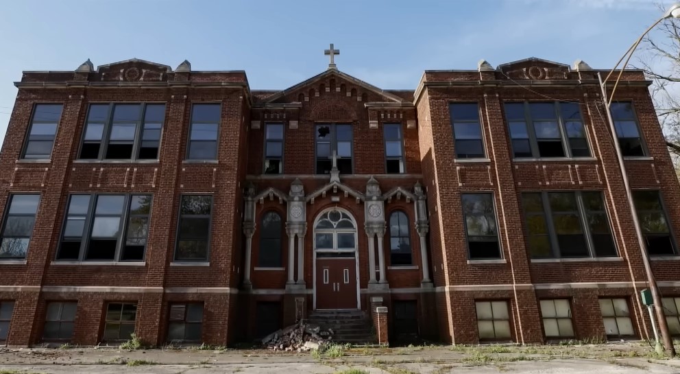 Antigua escuela a la que asistió León XIV, hoy abandonada. | Foto: YouTube/Inside Edition