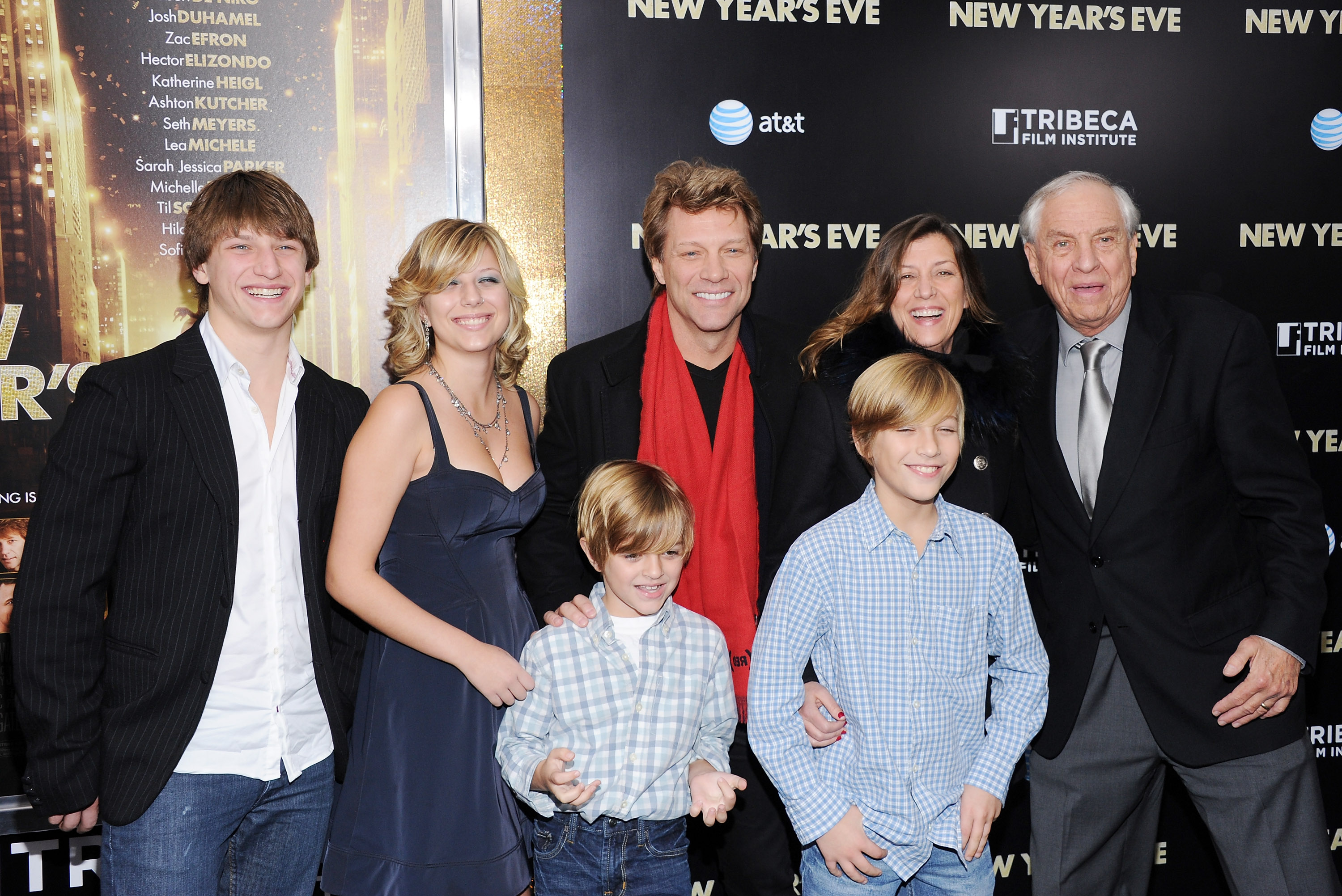 Jesse, Stephanie Rose, Romeo (delante a la izquierda), Jon Bon Jovi, Jacob Hurley (delante a la derecha), Dorothea Bongiovi y Garry Marshall asisten al estreno de "New Year's Eve" en Nueva York el 7 de diciembre de 2011. | Fuente: Getty Images