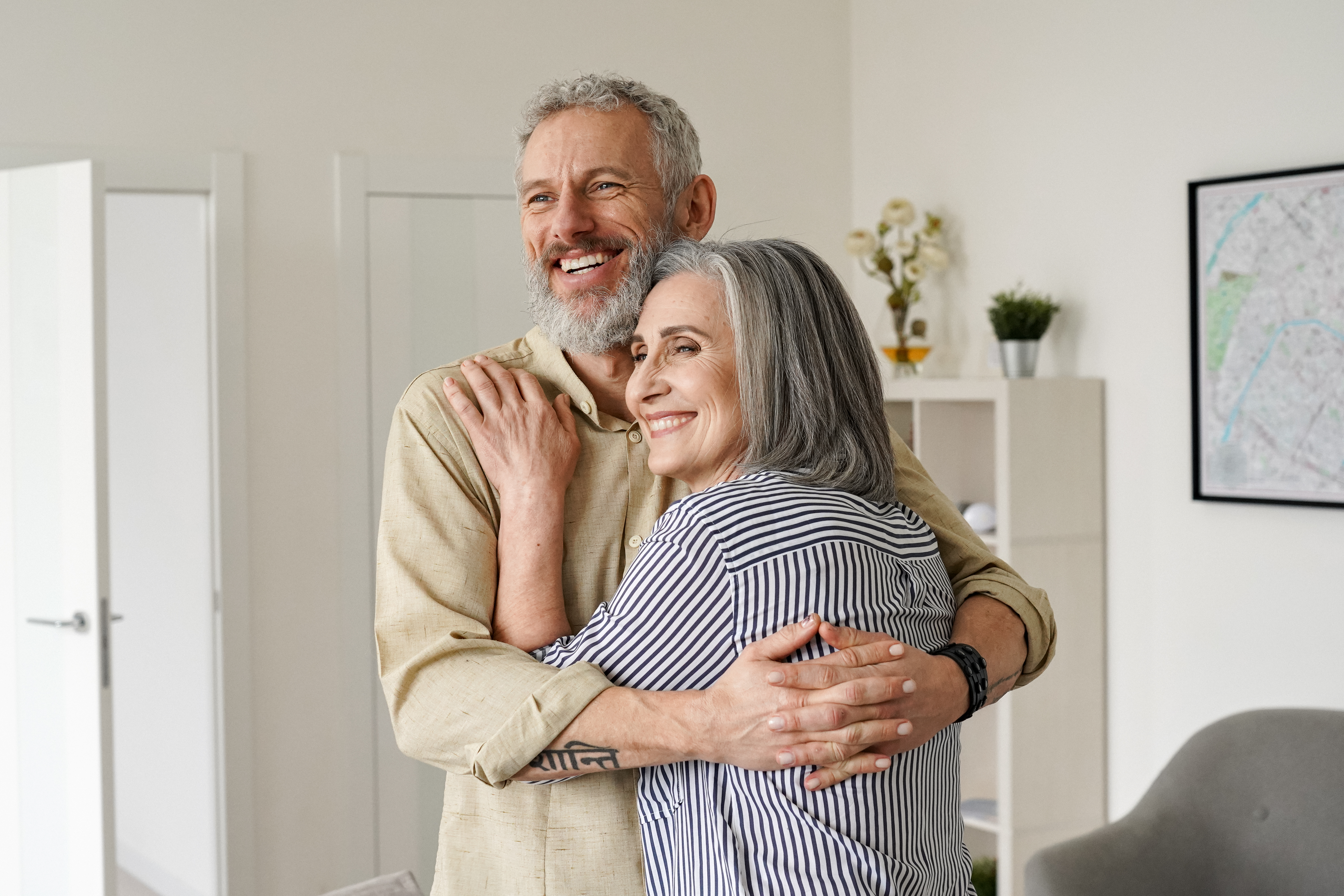 Una feliz pareja de personas mayores abrazándose | Foto: Shutterstock