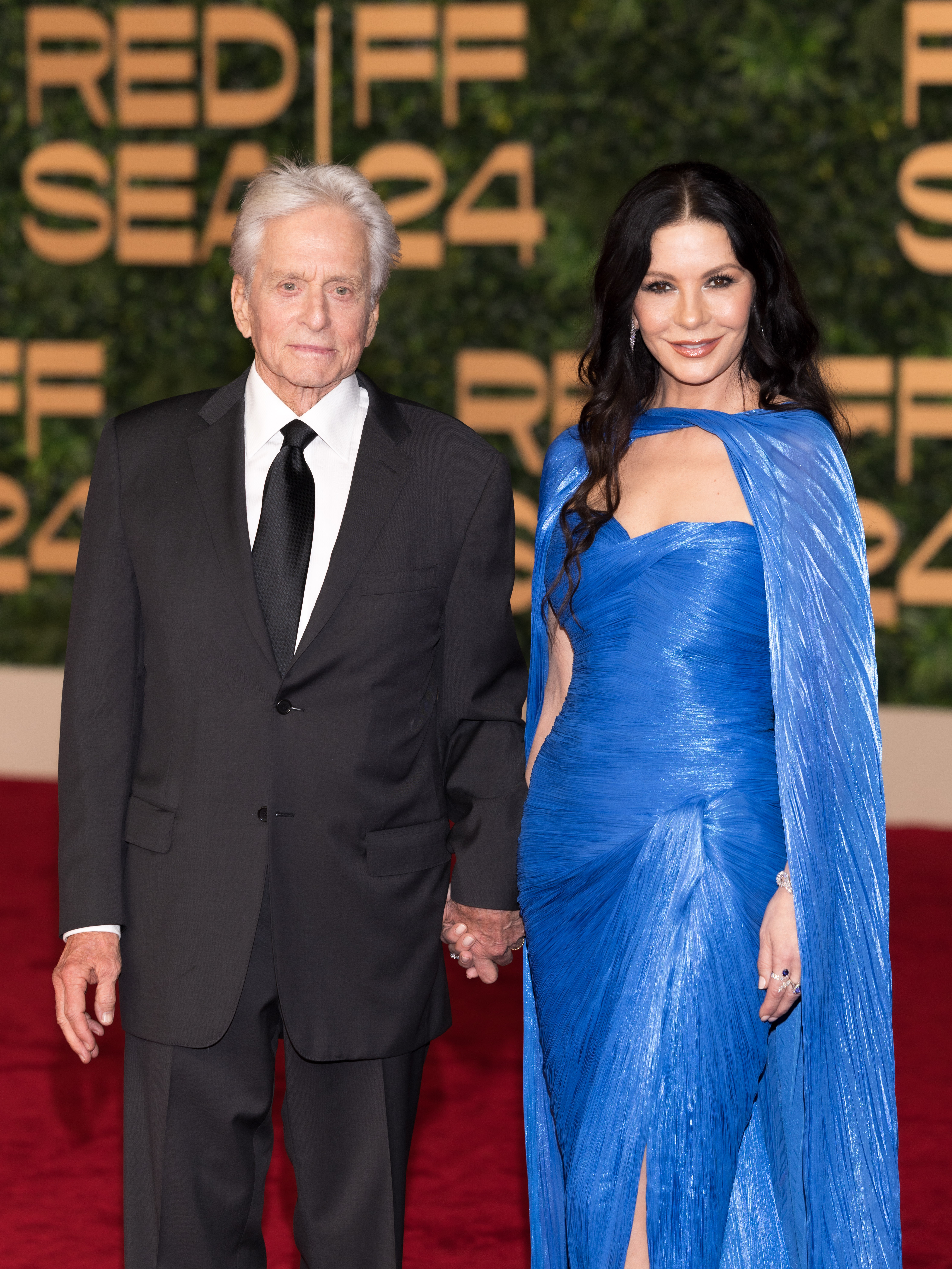 Michael Douglas y Catherine Zeta-Jones en la ceremonia de inauguración del Festival Internacional de Cine del Mar Rojo 2024, el 5 de diciembre en Arabia Saudí. | Fuente: Getty Images