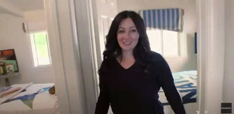 Shannen Doherty buscando casa en 2015. | Fuente: YouTube/Biografía