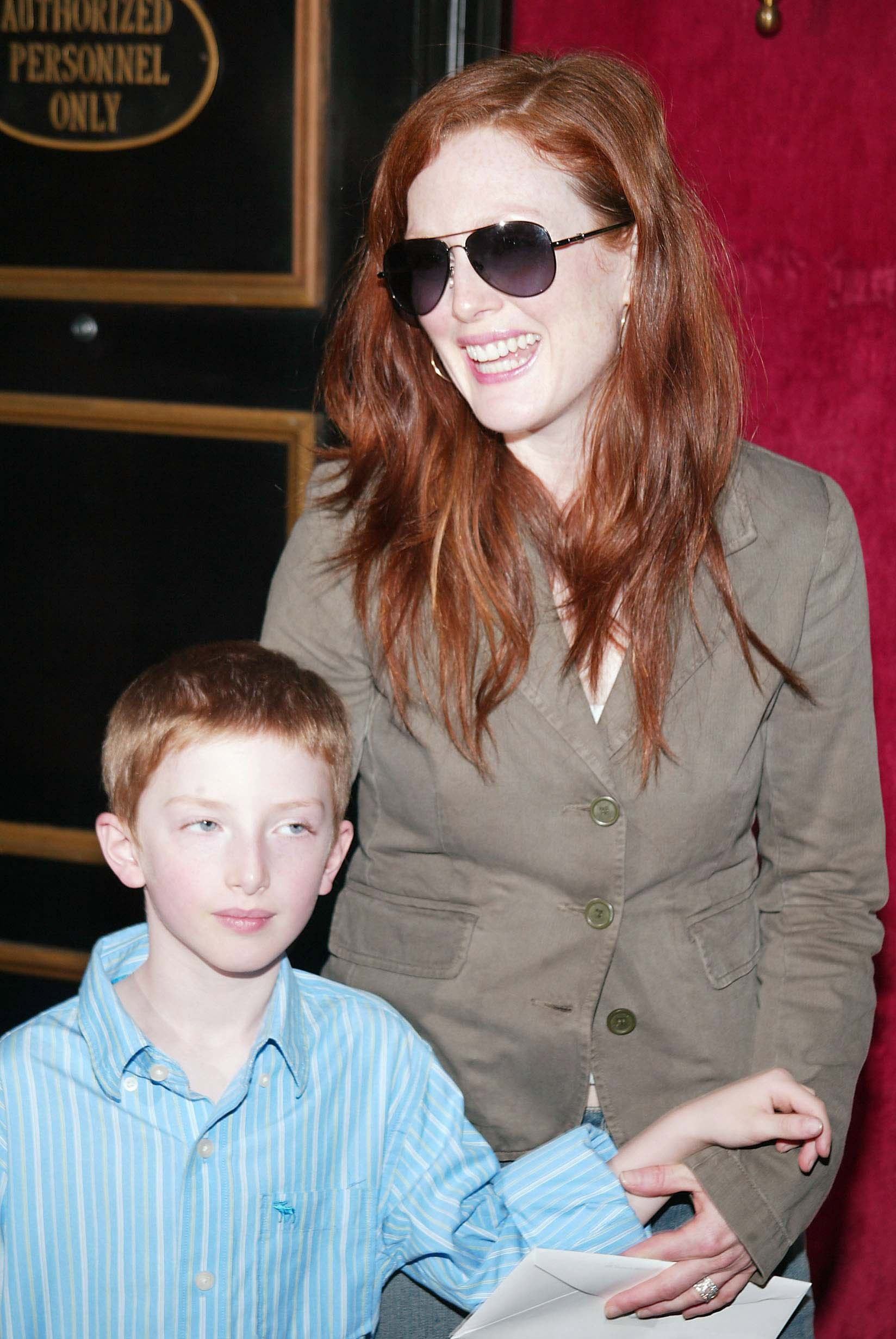 Julianne Moore y Caleb Freundlich asisten al estreno de "Madagascar" el 15 de mayo de 2005 | Fuente: Getty Images