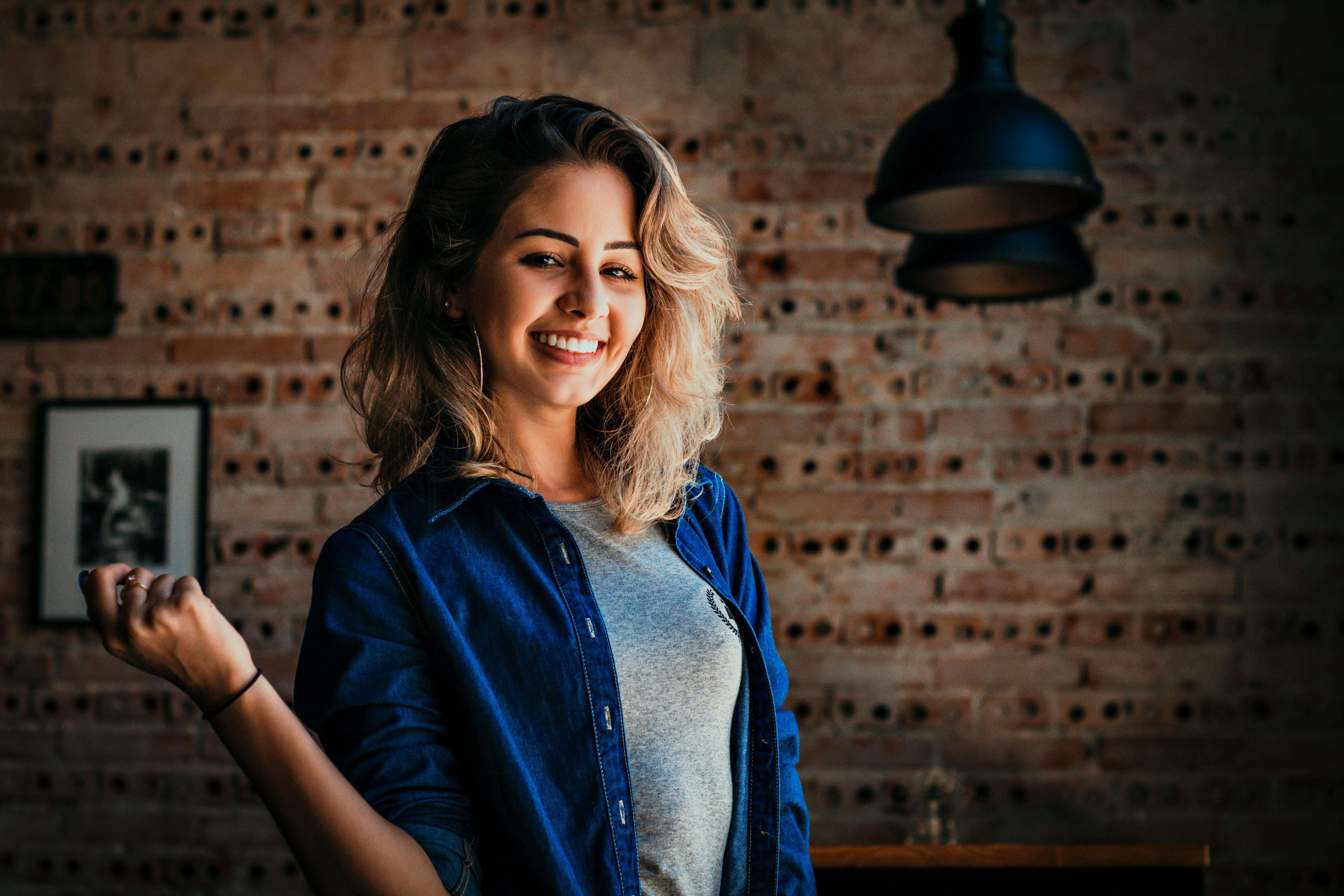 Una mujer sonriente | Fuente: Pexels