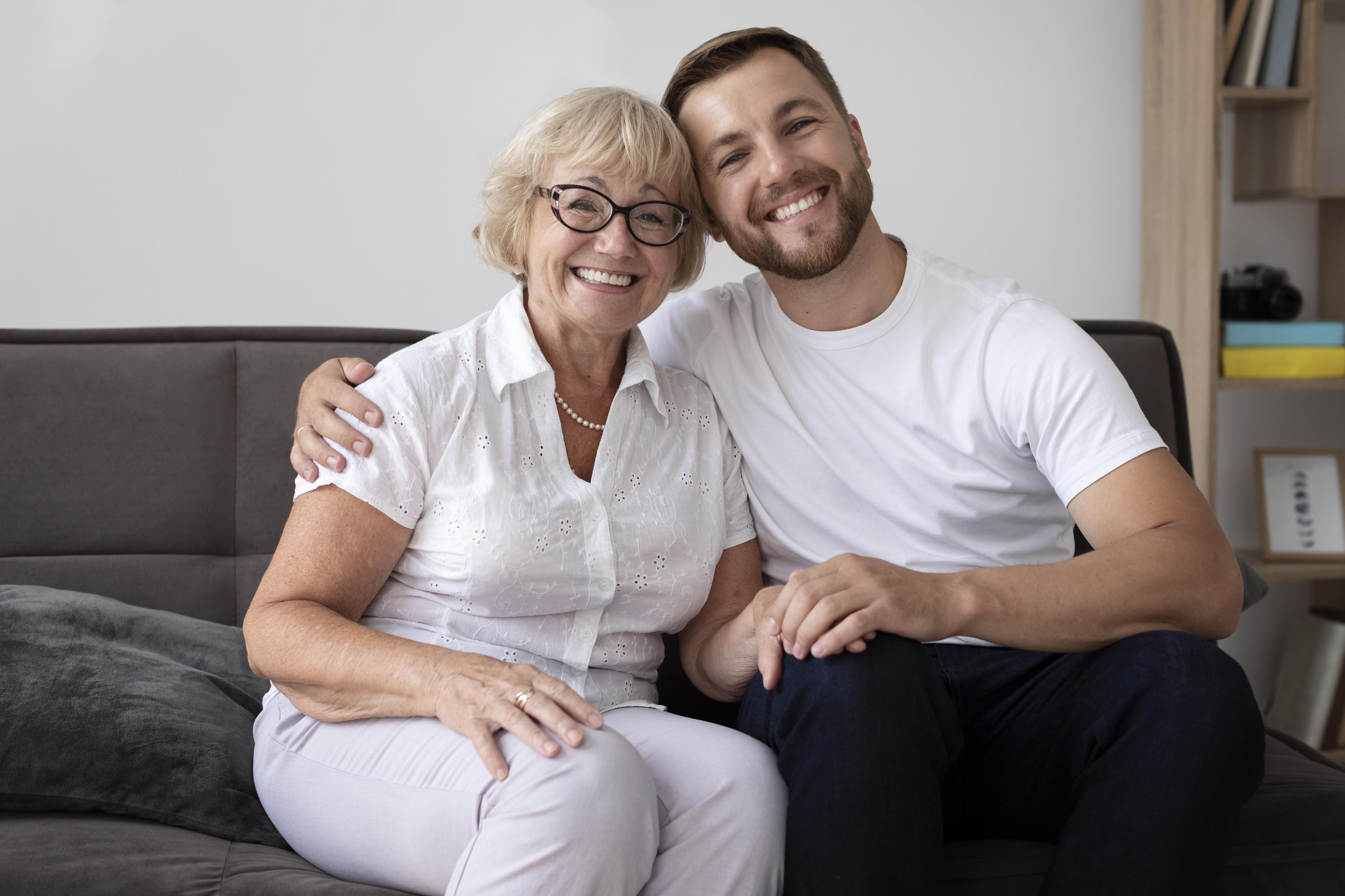 Un hijo abrazando a su madre | Fuente: Freepik