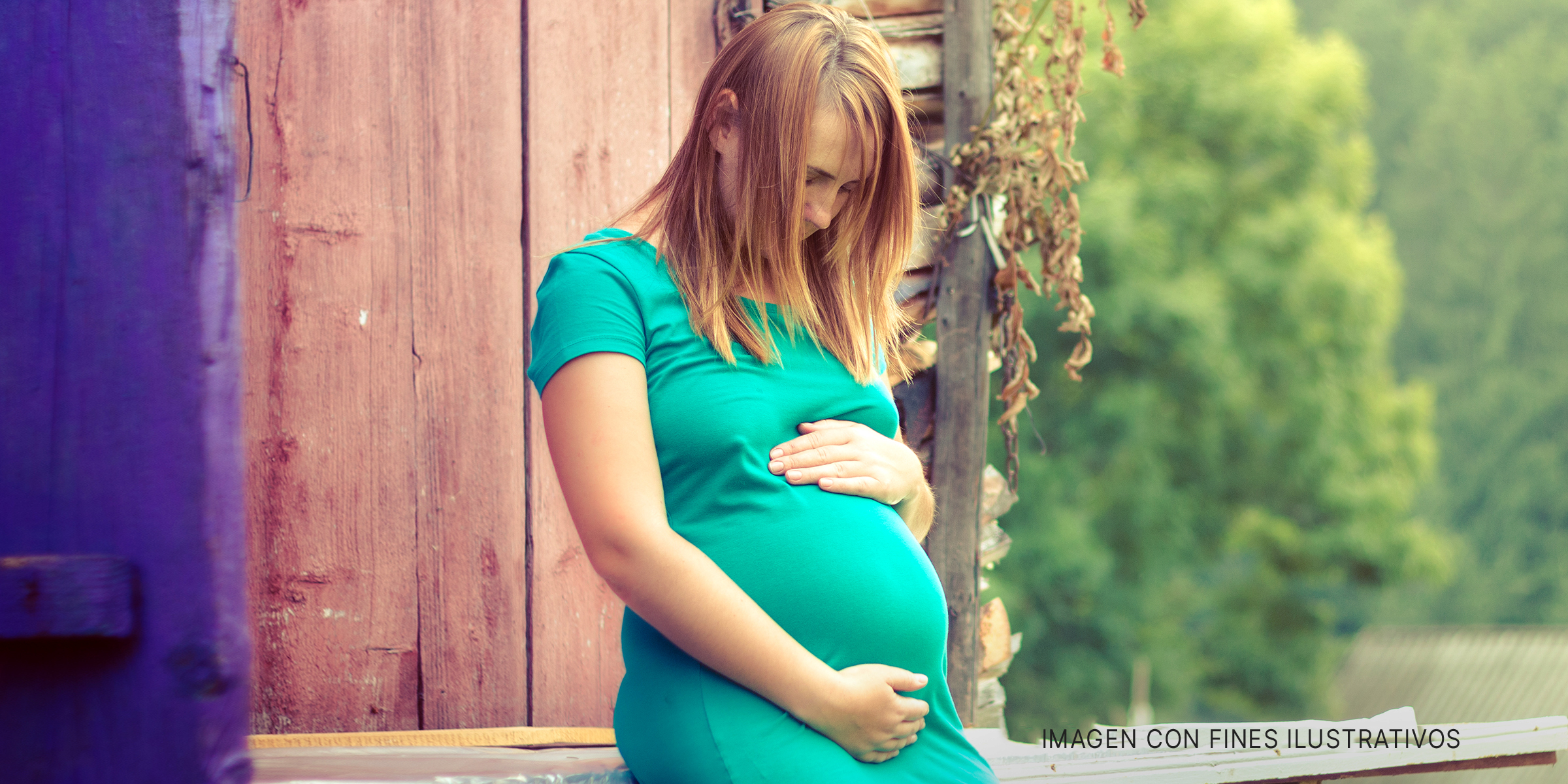 Una mujer embarazada sujetándose el vientre. | Foto: Shutterstock