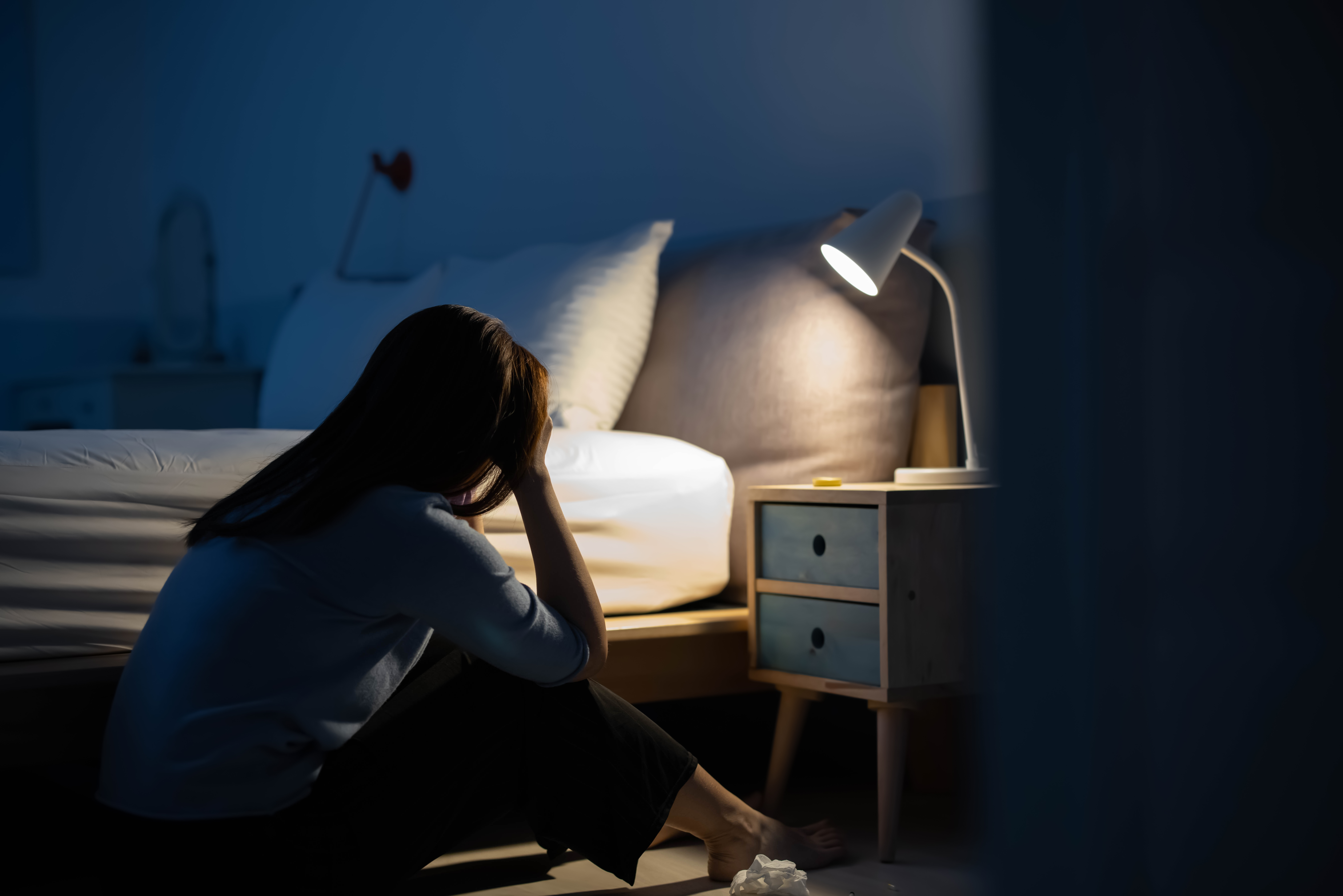 Mujer deprimida en el dormitorio | Foto: Getty Images