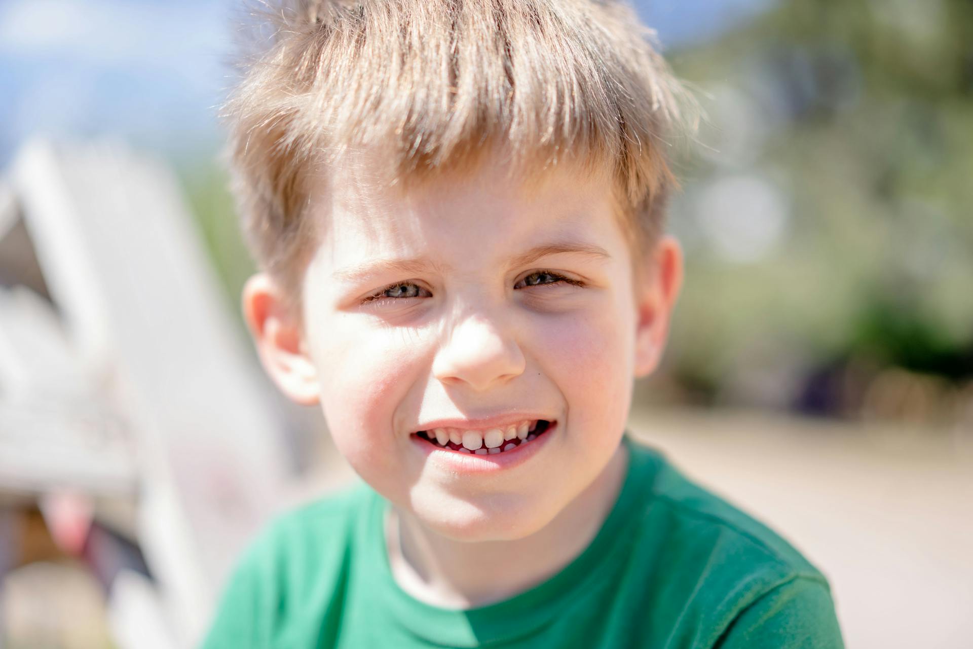 Un niño al aire libre | Fuente: Pexels