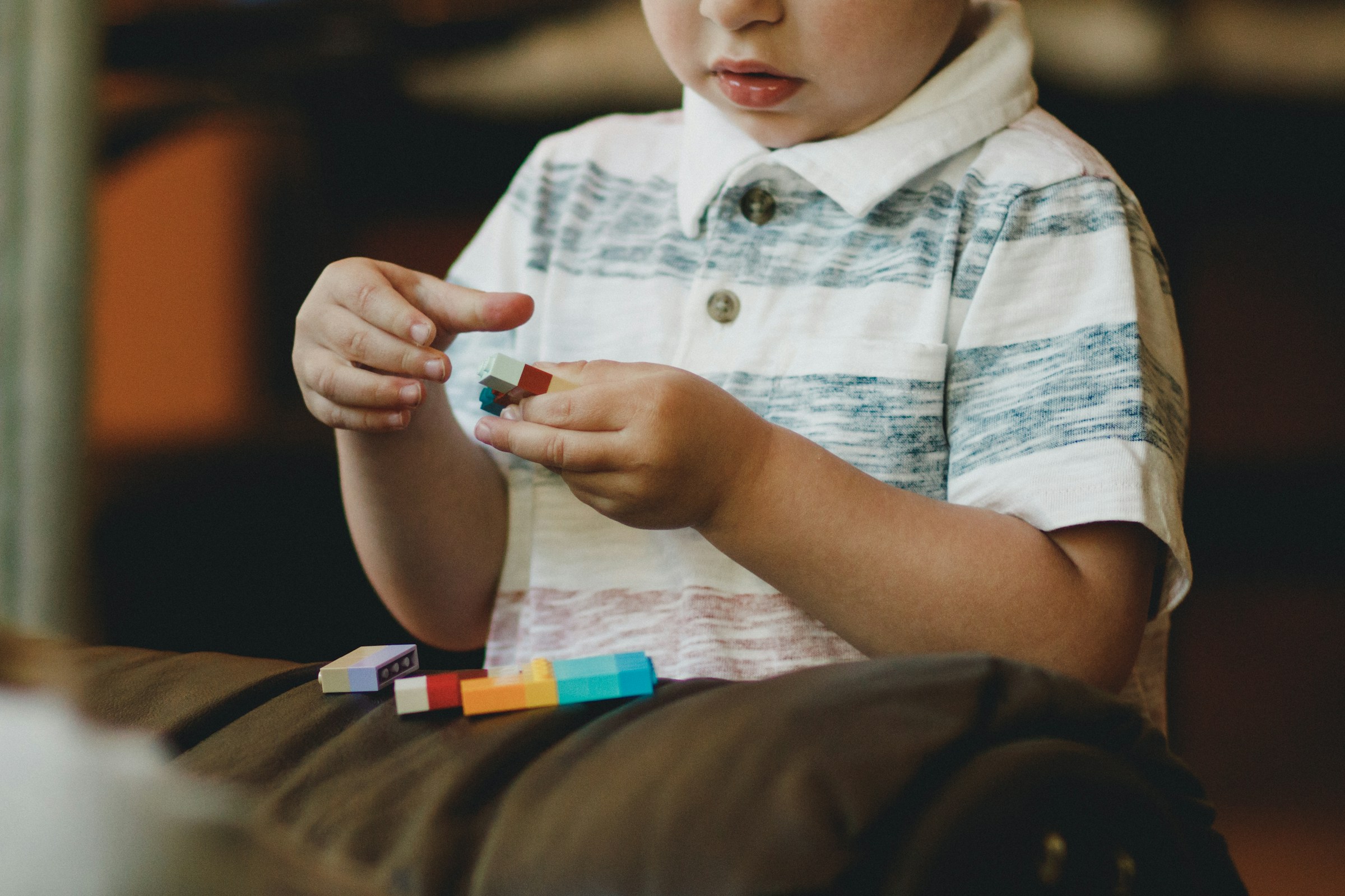 Un niño jugando con bloques de construcción | Foto: Unsplash