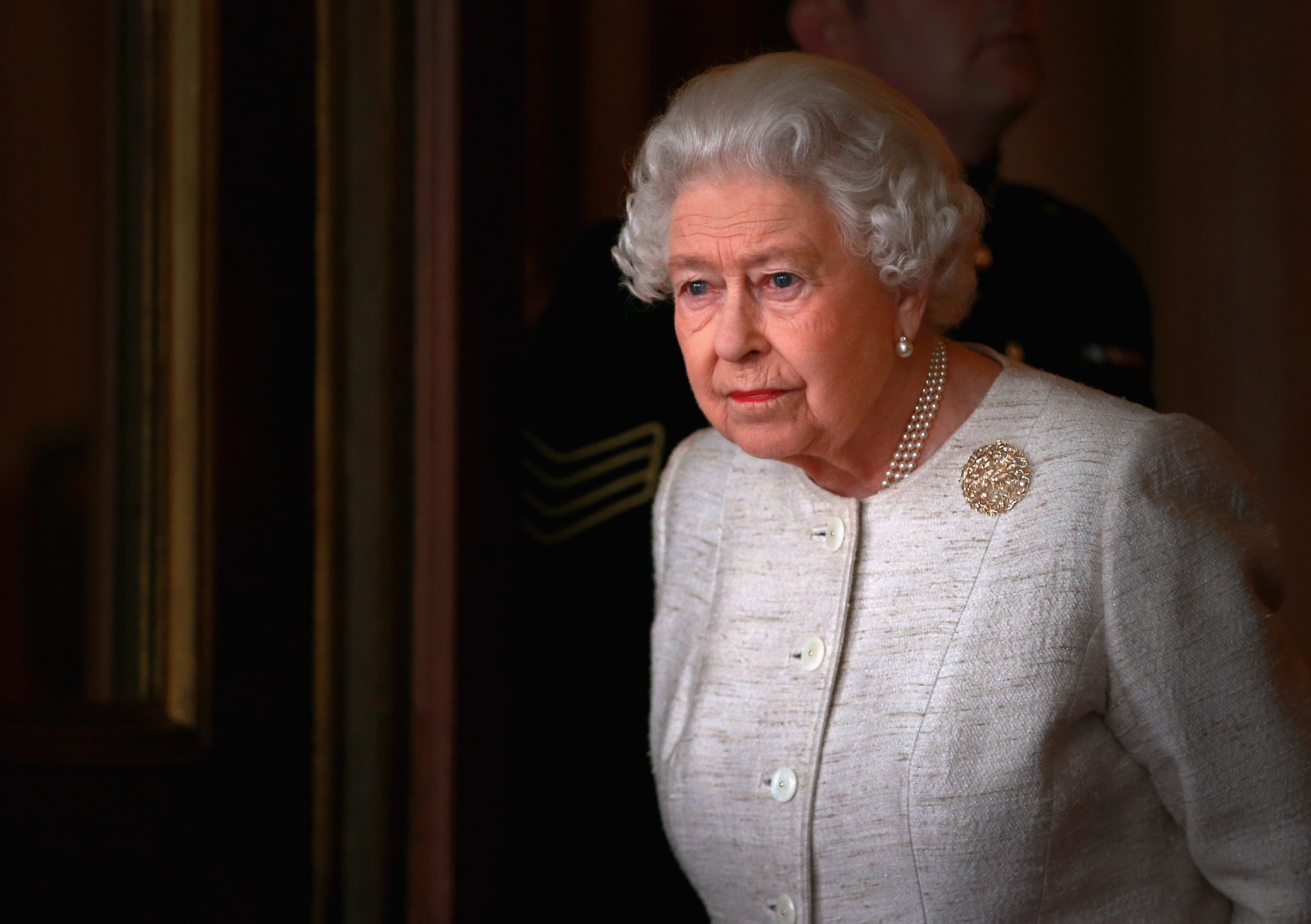 La reina Elizabeth II preparándose para saludar al presidente de Kazajstán, Nursultan Nazarbayev, en el palacio de Buckingham, el 4 de noviembre de 2015 en Londres, Inglaterra. | Foto: Getty Images