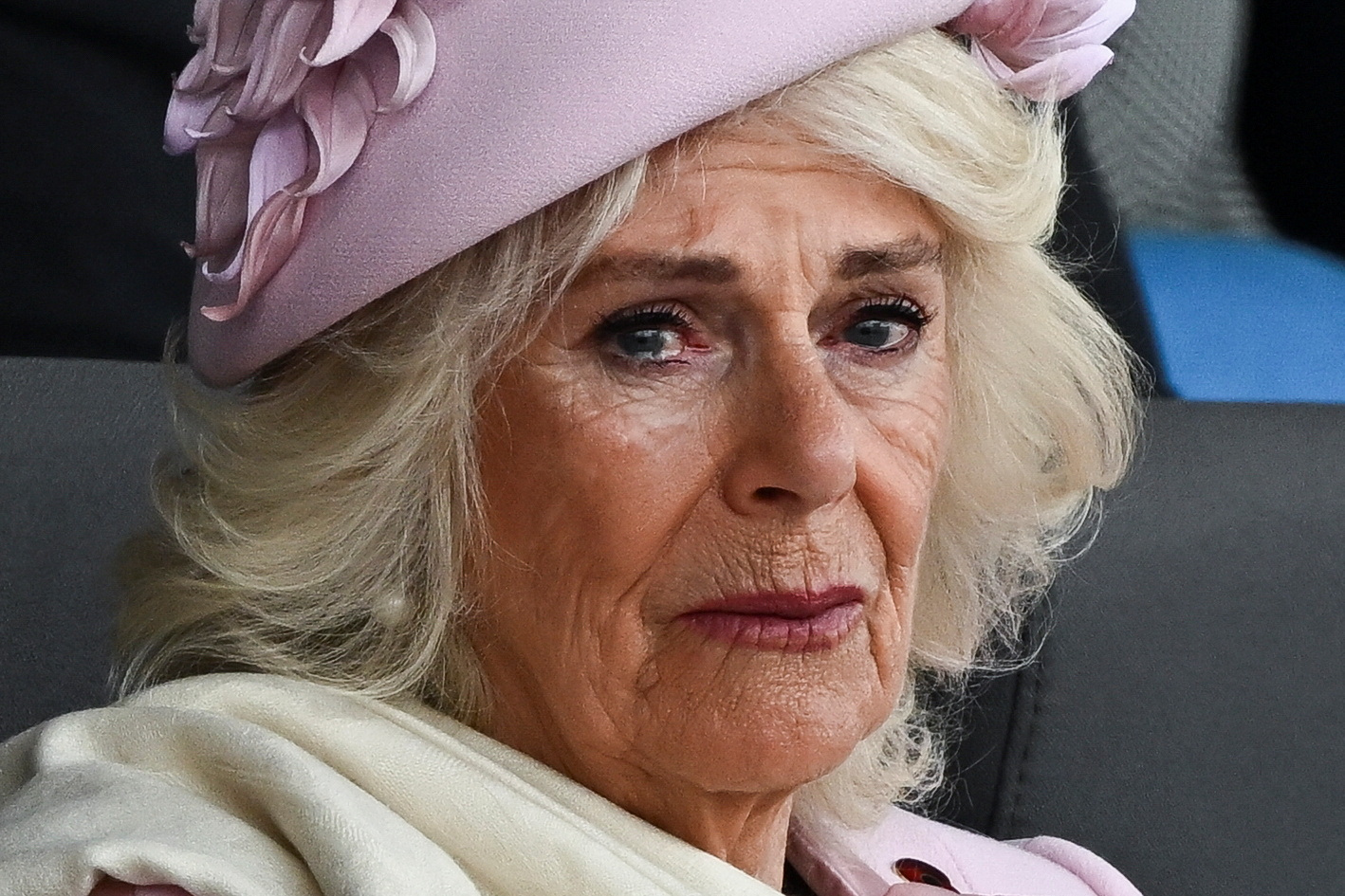 La reina Camilla reacciona en el acto del Reino Unido con motivo del 80 aniversario del Día D en Southsea Common, Portsmouth, el 5 de junio de 2024. | Fuente: Getty Images