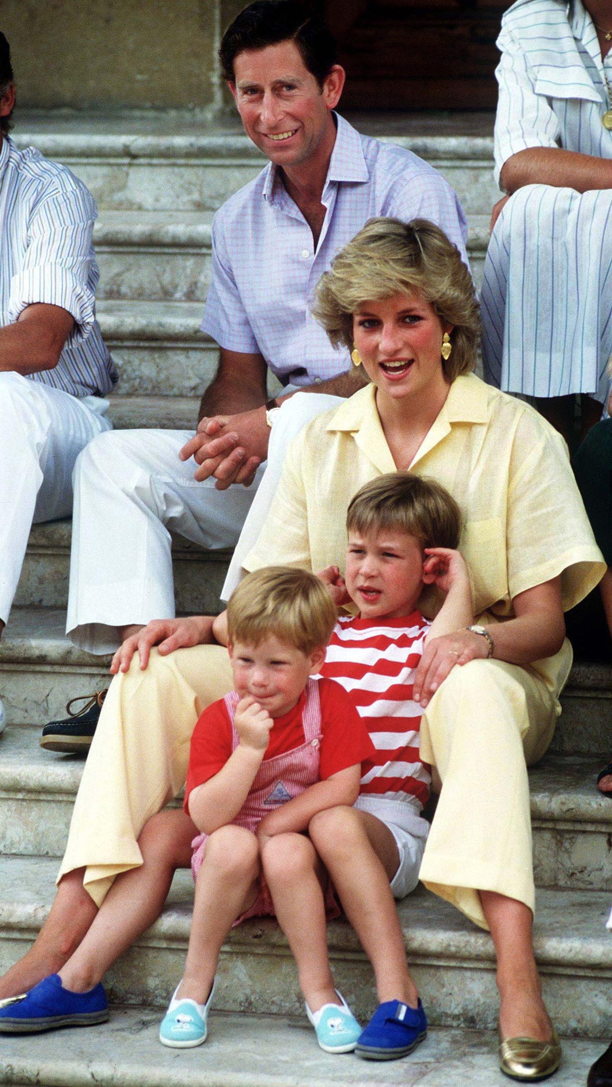 La princesa Diana y el príncipe Charles en España con el príncipe Harry y el príncipe William en 1987 | Foto: Getty Images