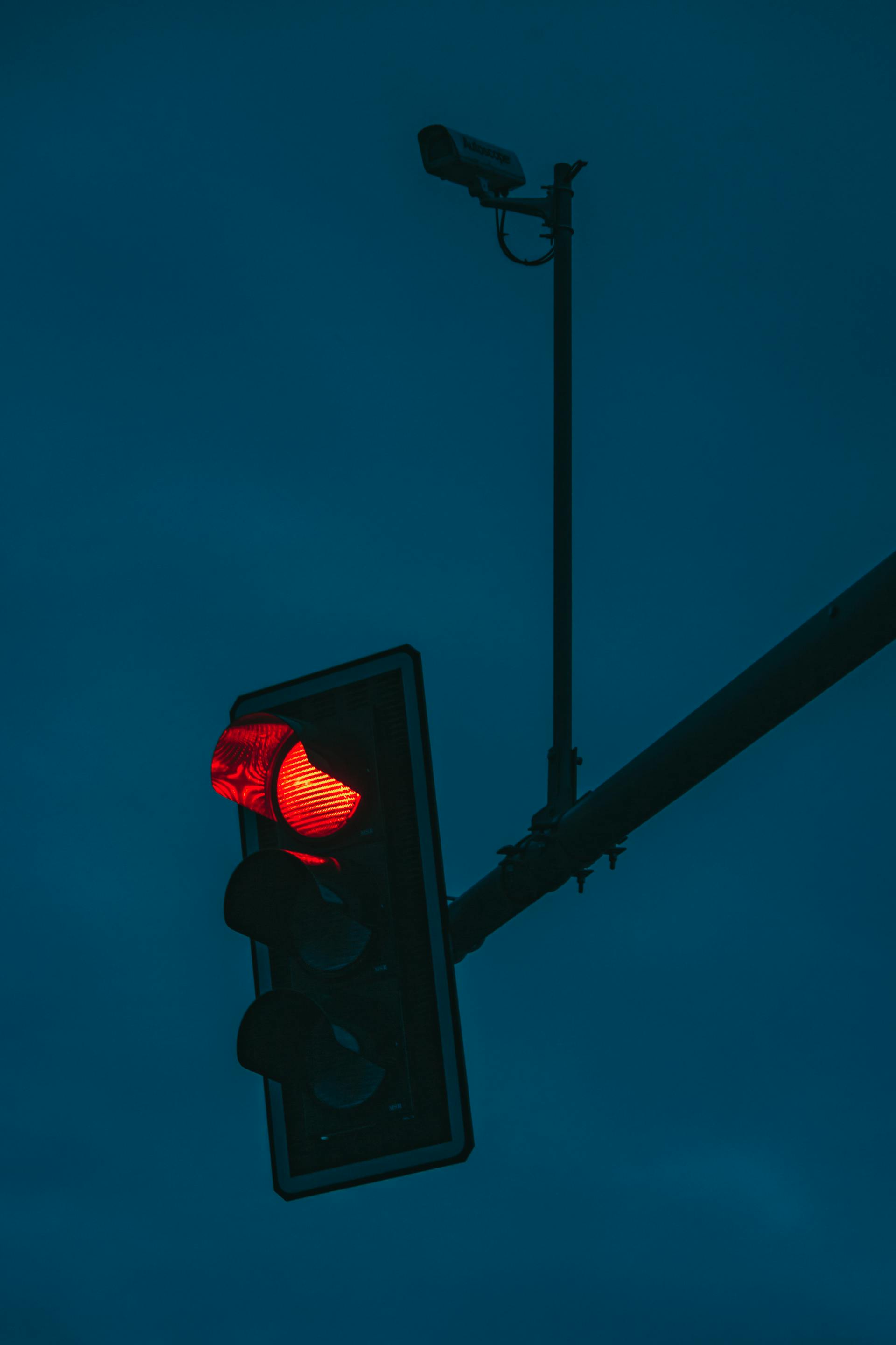 Un semáforo en rojo | Fuente: Pexels