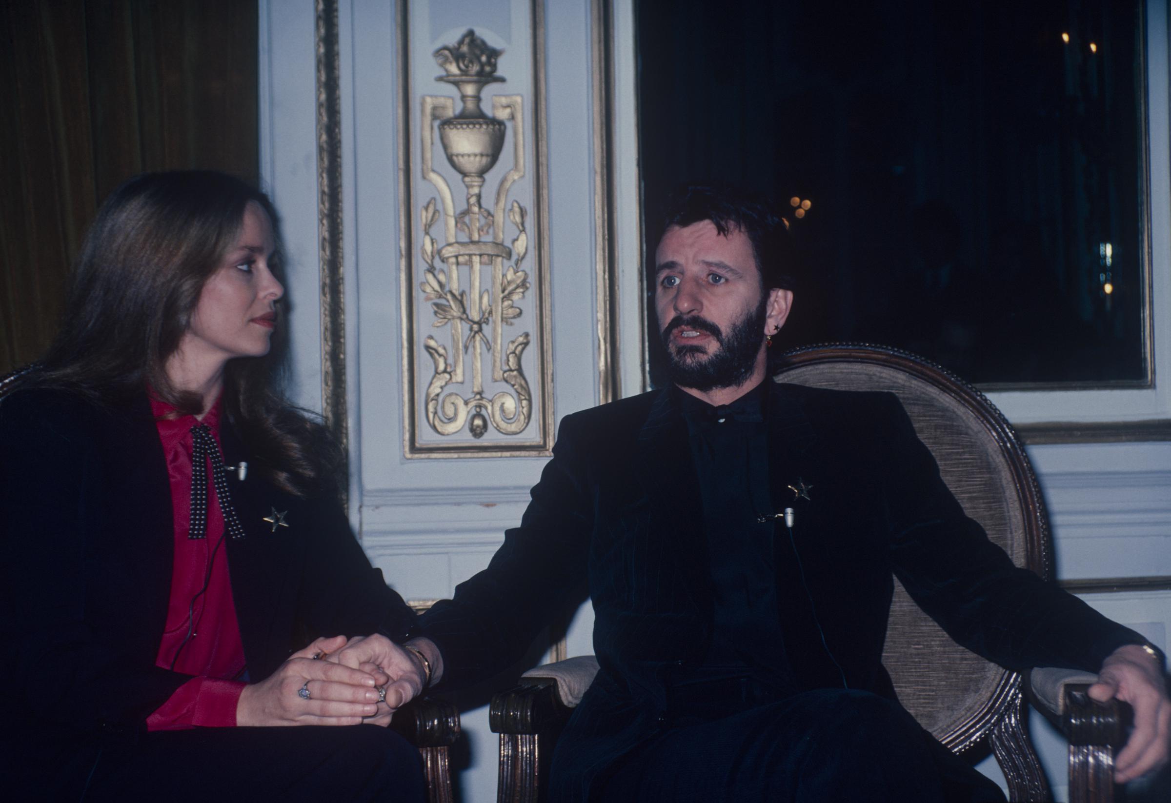 Barbara Bach y Ringo Starr con micrófono para una entrevista, en Nueva York, hacia 1970. | Fuente: Getty Images