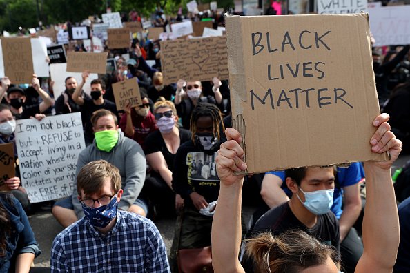 Los manifestantes asisten a una protesta organizada por Black Lives Matter en respuesta a la muerte de George Floyd. | Foto: Getty Images