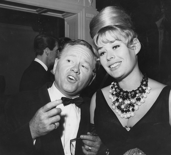 Mickey Rooney y Barbara Thomason en Cocoanut Grove en Hollywood, Calfornia, el 22 de junio de 1962. | Imagen: Getty Images