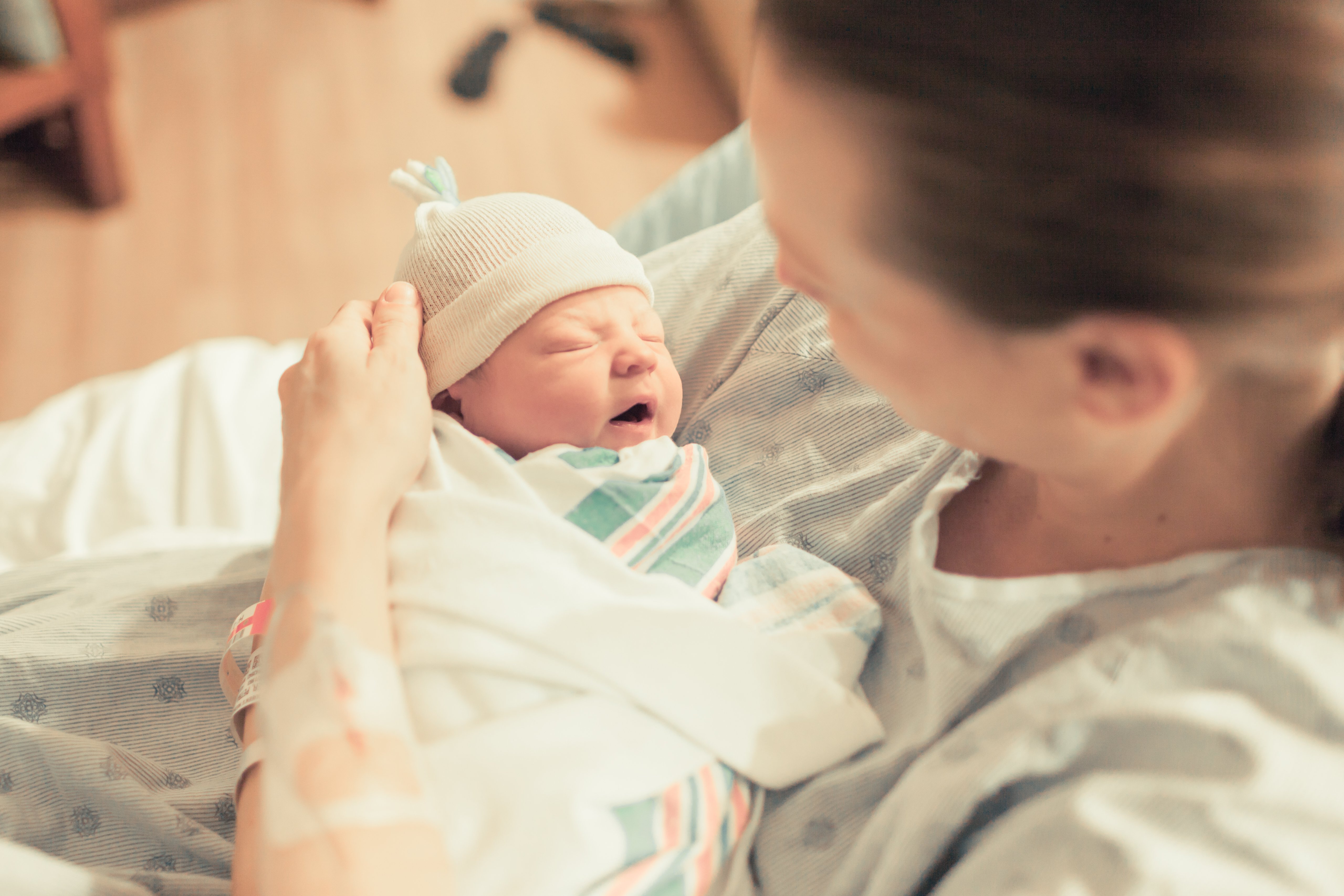 Bebé en los brazos de su madre. Fuente: Shutterstock